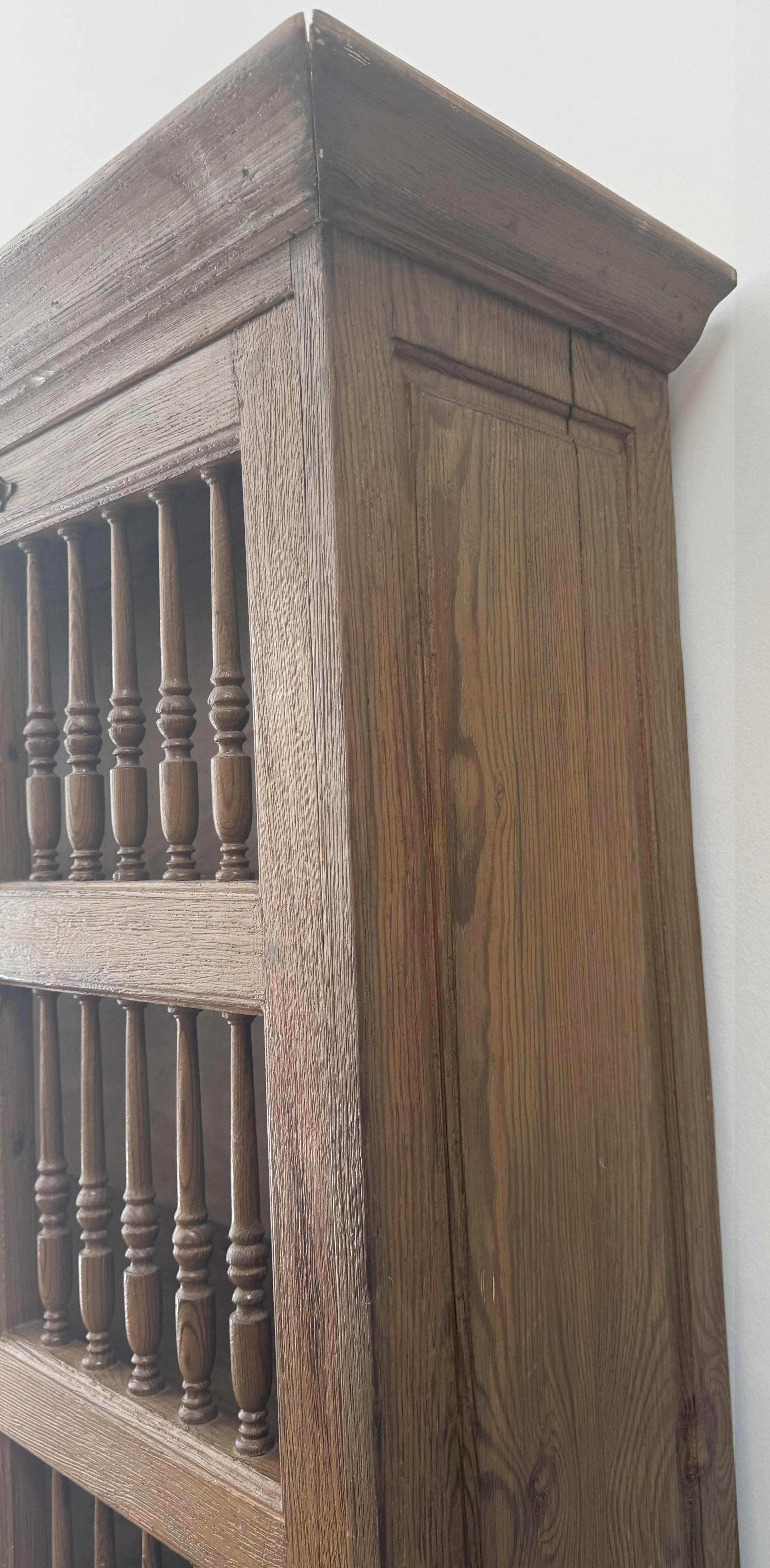Armario doméstico de pino danés del siglo XIX con puertas de husillo torneado en venta 9