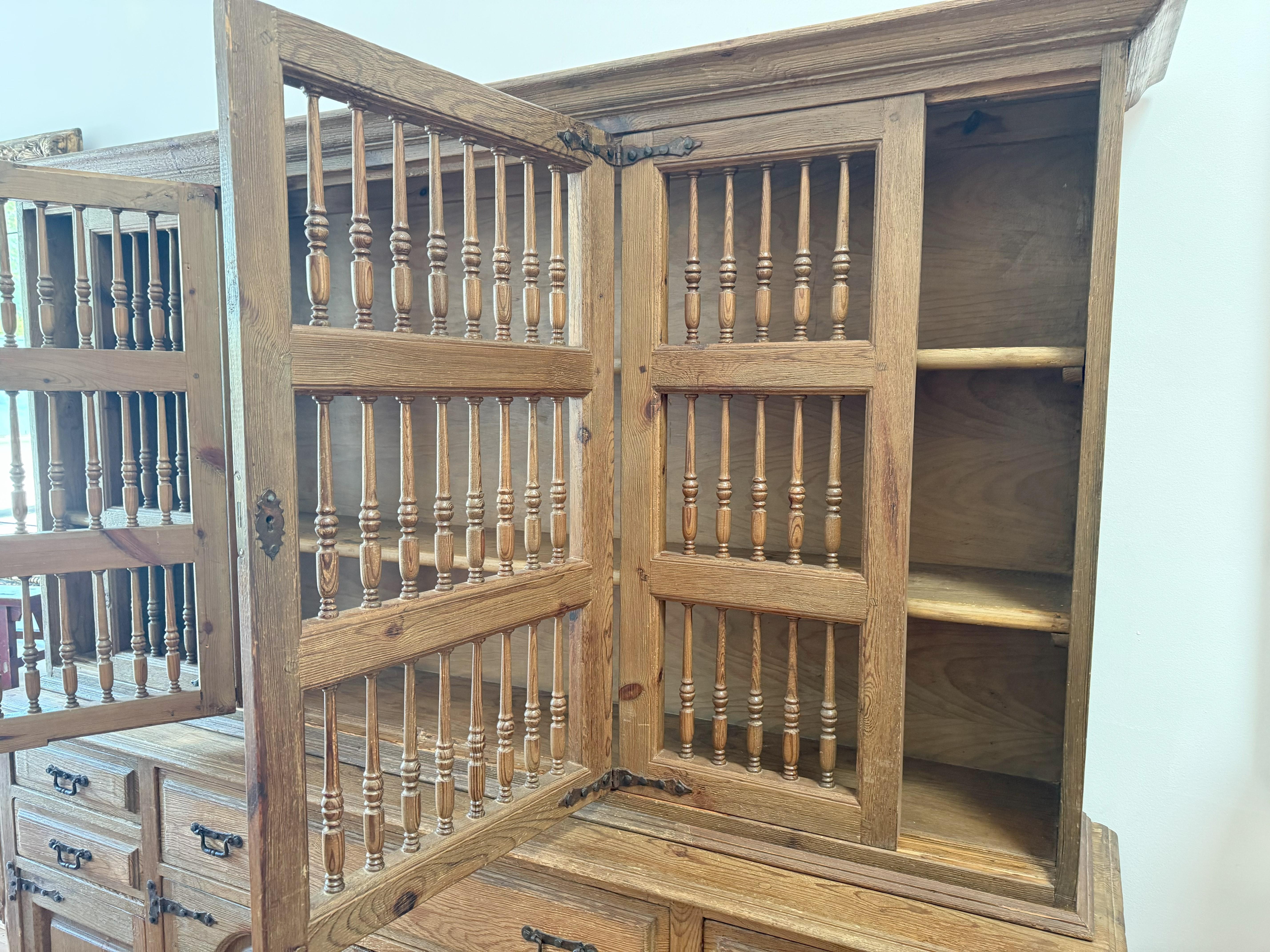 Armario doméstico de pino danés del siglo XIX con puertas de husillo torneado en venta 10