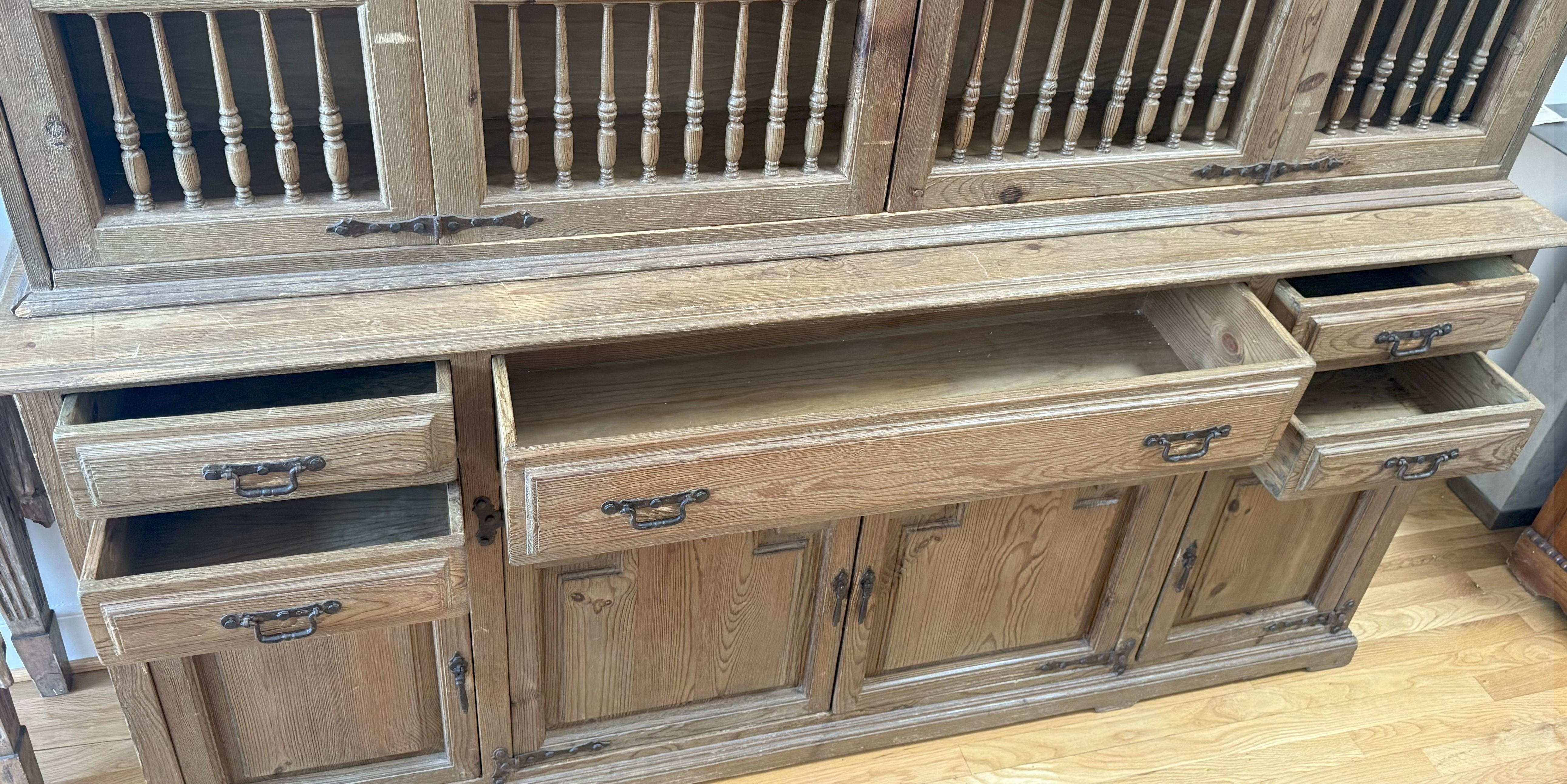 Armario doméstico de pino danés del siglo XIX con puertas de husillo torneado en venta 11