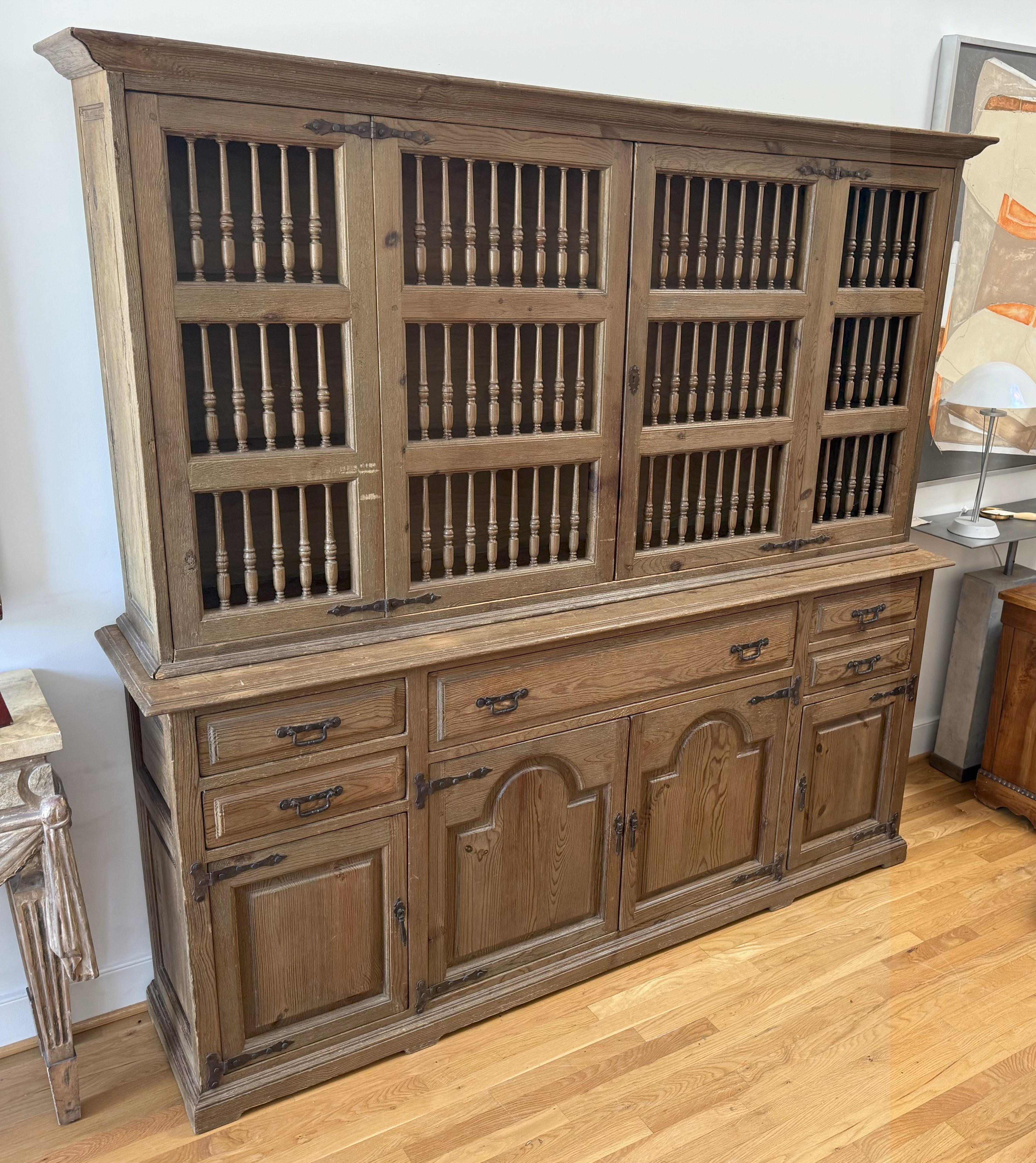 Armario doméstico de pino danés del siglo XIX con puertas de husillo torneado Victoriano en venta