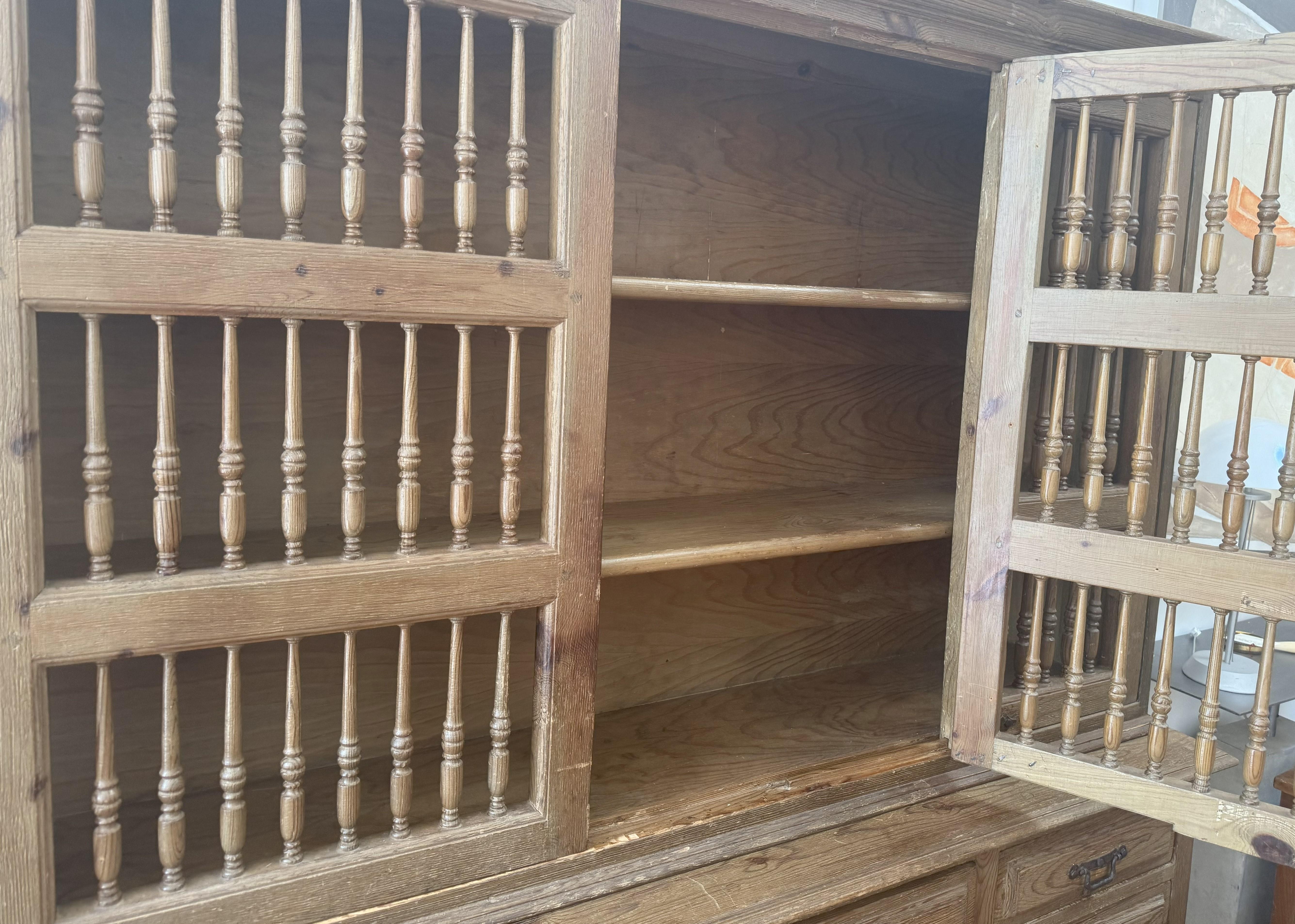 Armario doméstico de pino danés del siglo XIX con puertas de husillo torneado en Bueno estado para la venta en Middleburg, VA