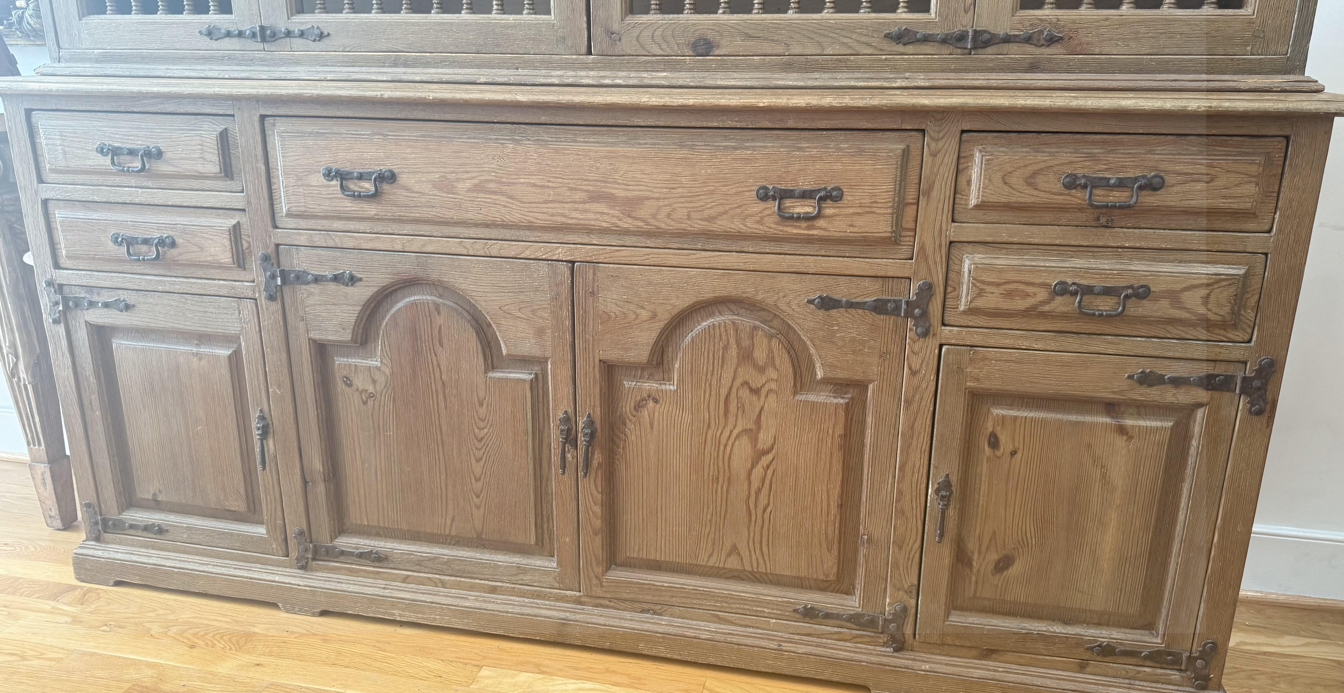 Armario doméstico de pino danés del siglo XIX con puertas de husillo torneado en venta 1