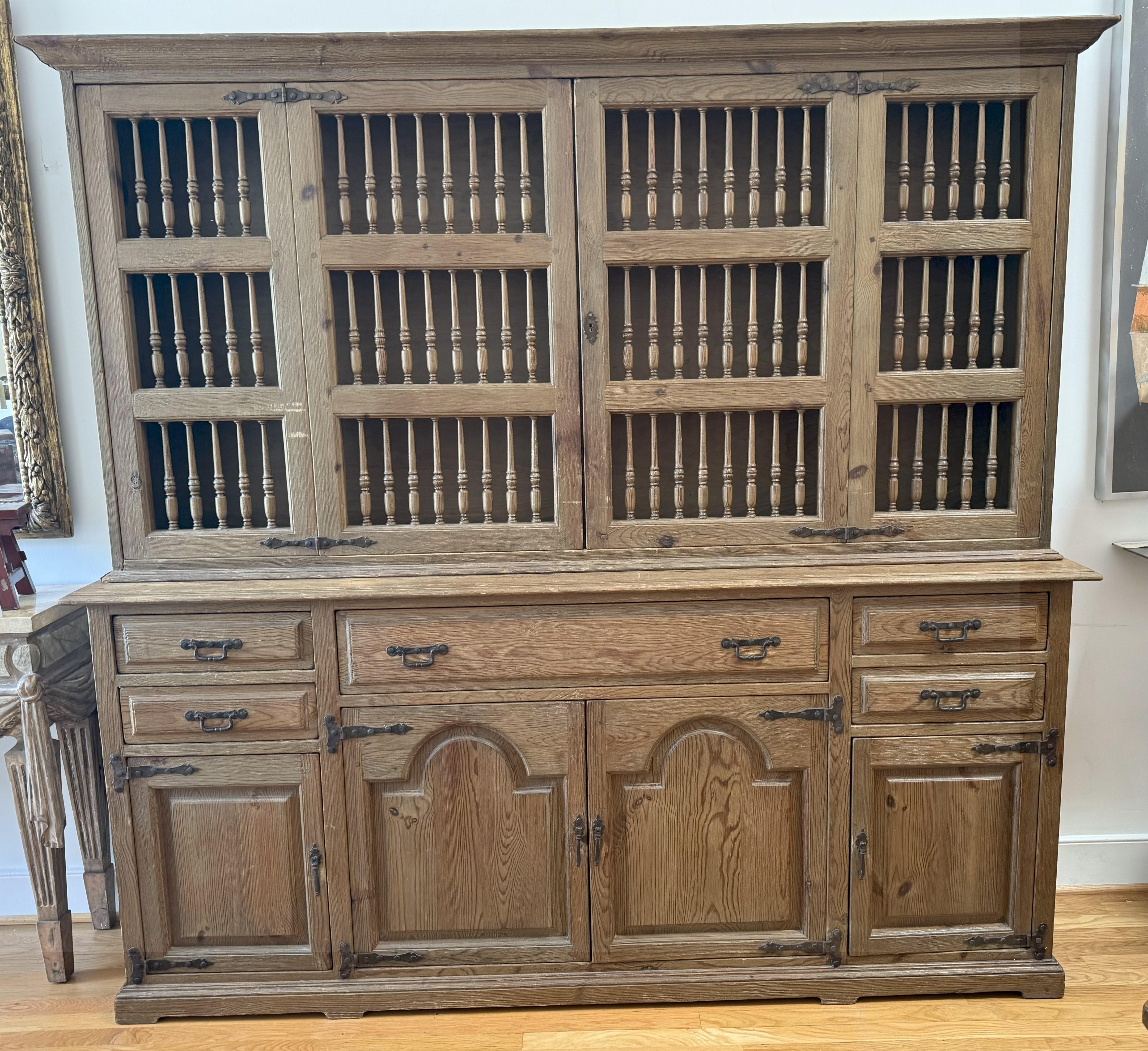 Armario doméstico de pino danés del siglo XIX con puertas de husillo torneado en venta 2