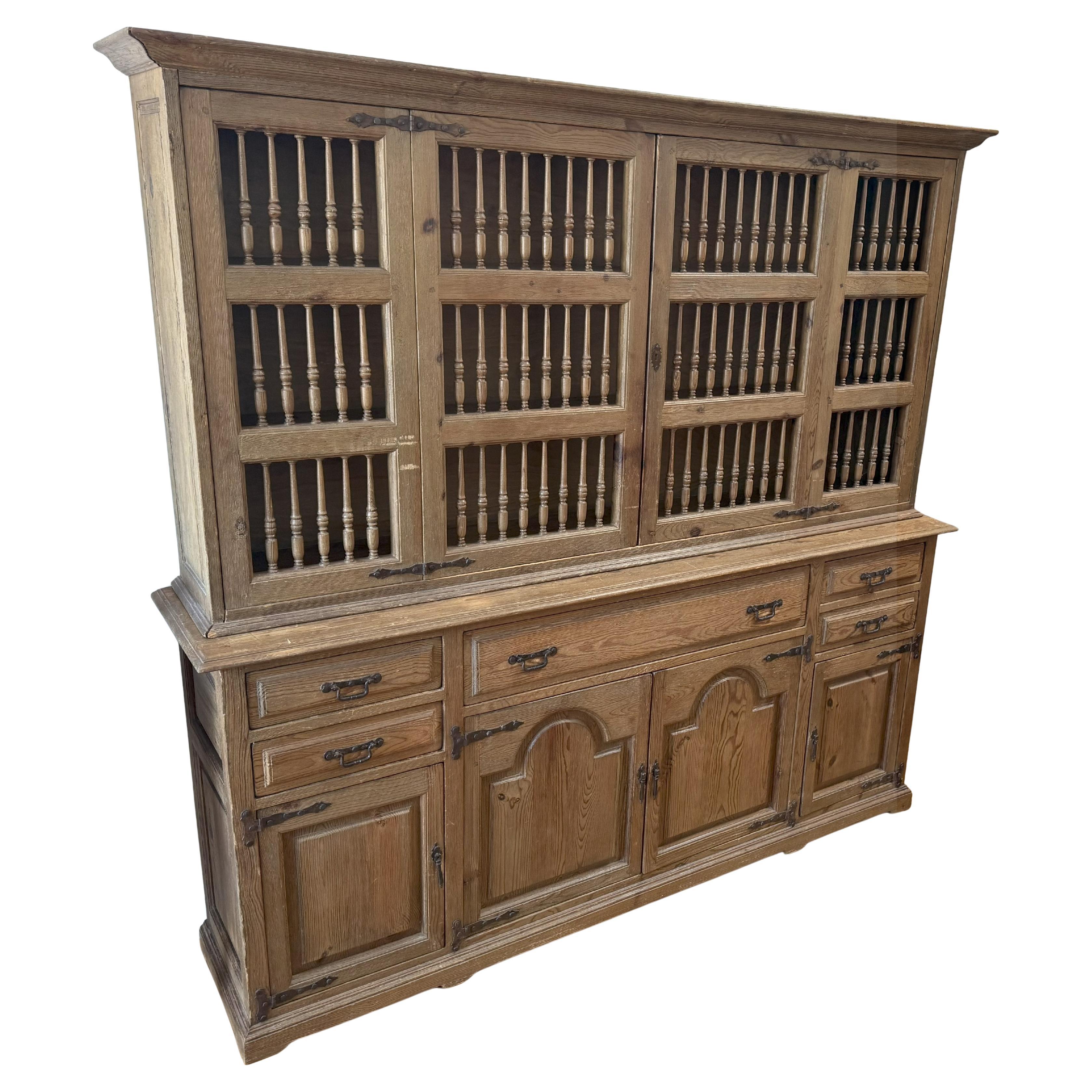 Armario doméstico de pino danés del siglo XIX con puertas de husillo torneado en venta