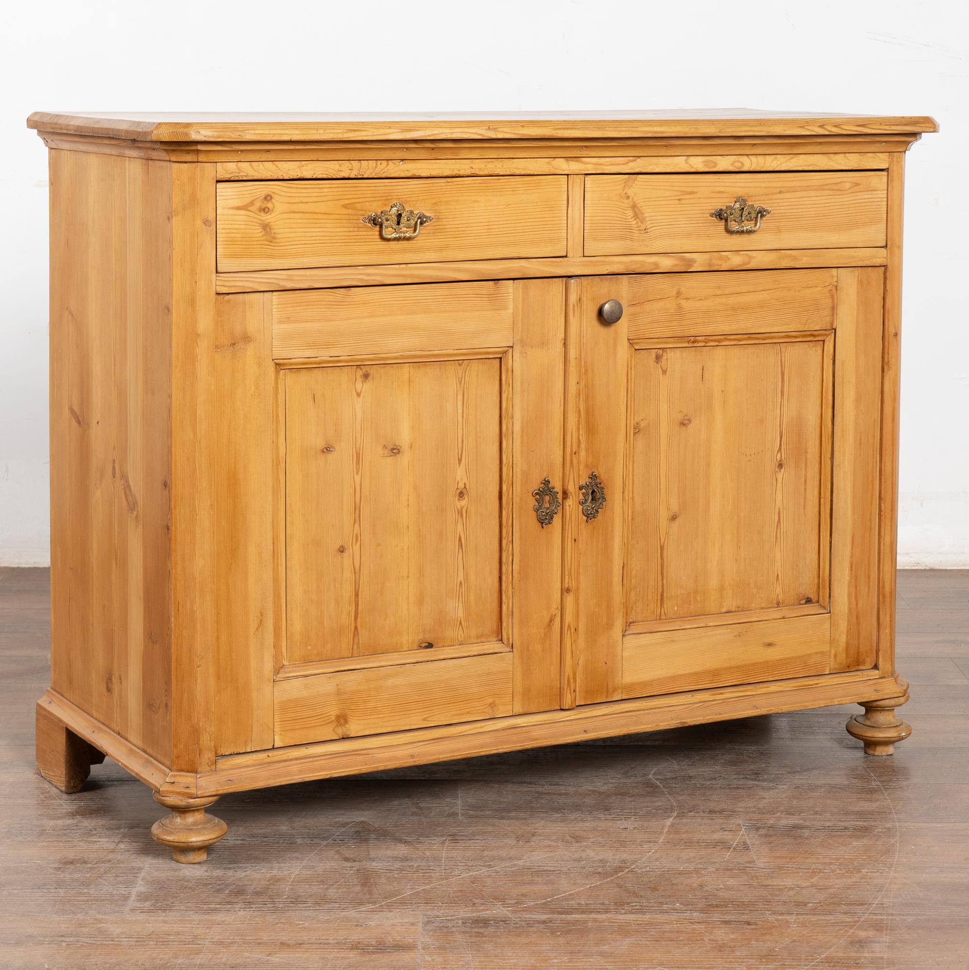 Danese Mobile credenza in pino danese del XIX secolo in vendita