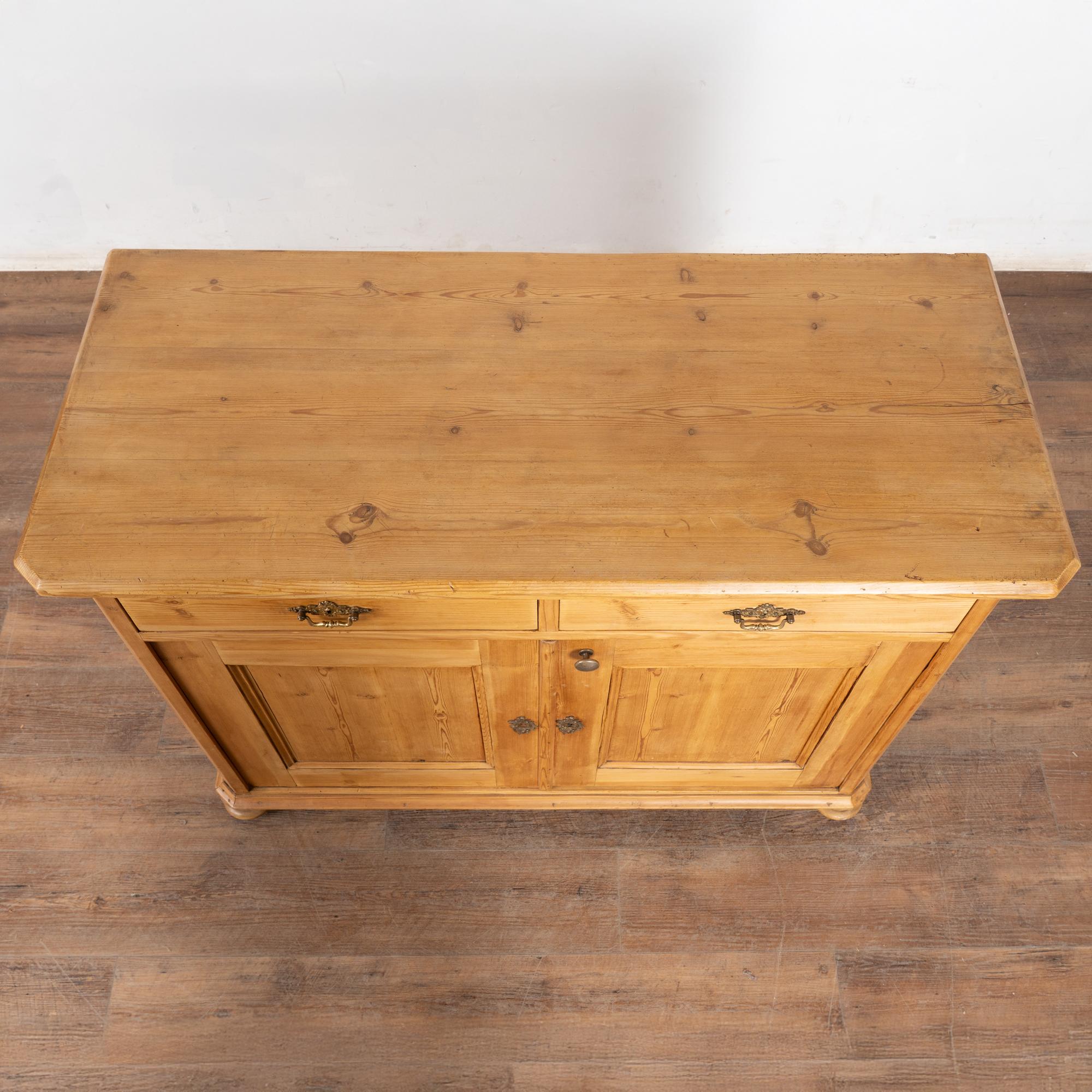 Ottone Mobile credenza in pino danese del XIX secolo in vendita