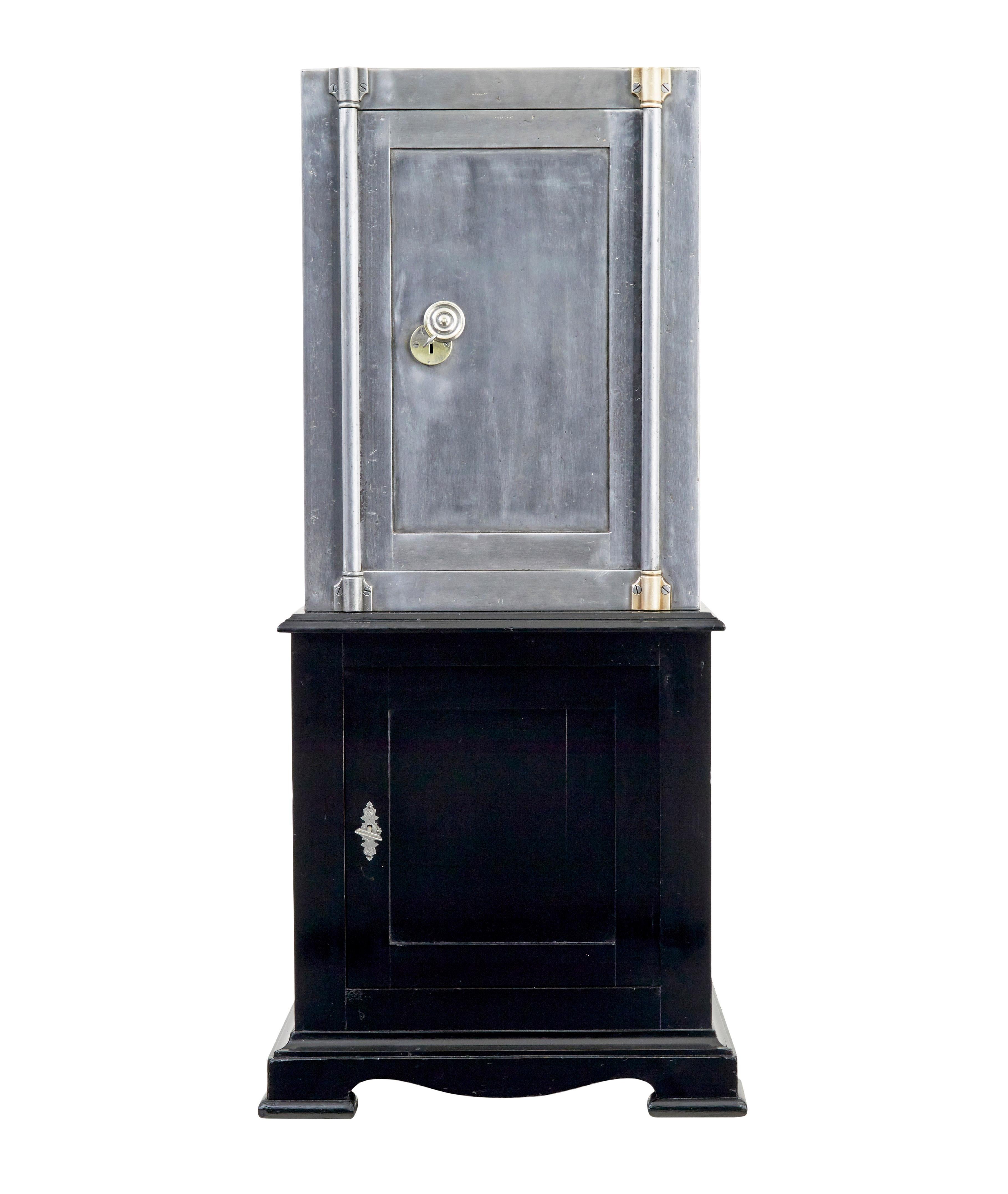 Cassaforte danese in acciaio lucido del XIX secolo su supporto, circa 1890.

Cassaforte in acciaio massiccio danese di alta qualità su mobile base in pino laccato.  La struttura metallica è stata smontata per rivelare la superficie in acciaio