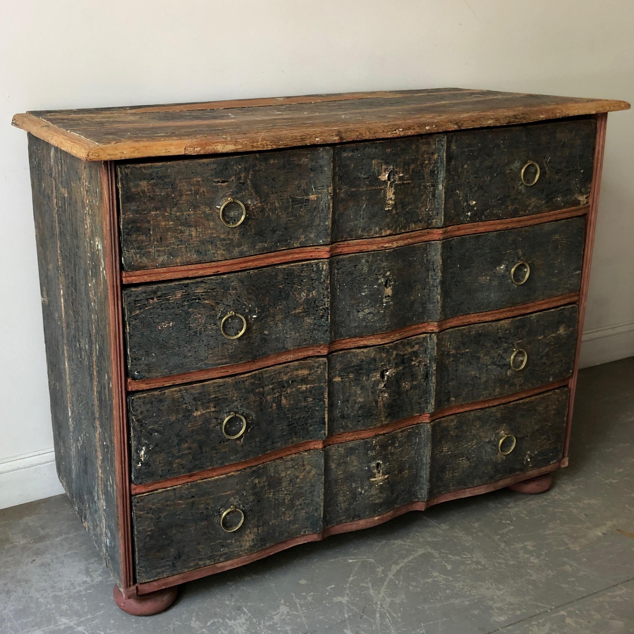 A handsome 19th century Danish serpentine front chest strapped to its original time worn original paint with beautifully carved serpentine drawers.
Denmark, circa 1880.
Surprising pieces and objects, authentic, decorative and rare items. Discover