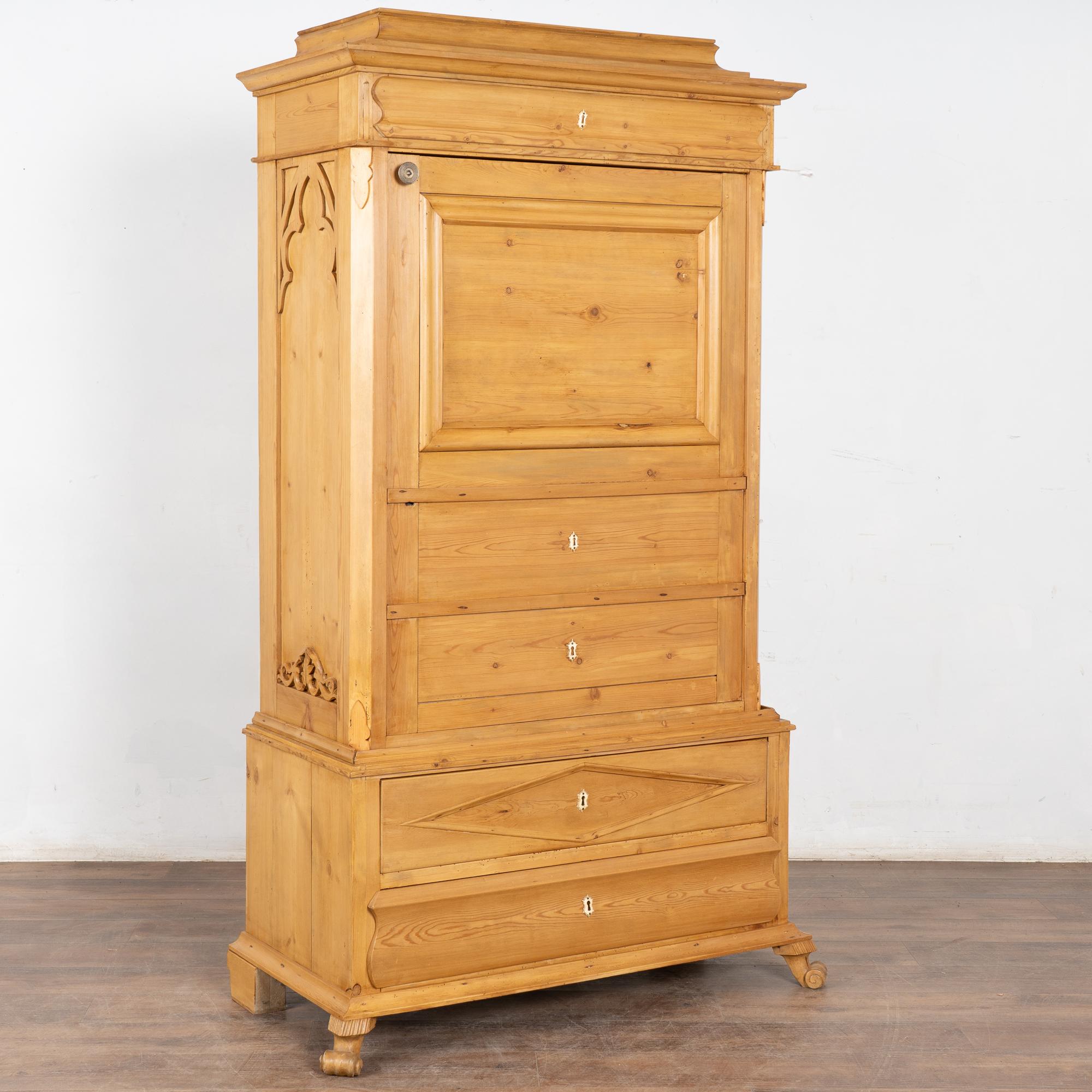 Questo armadio a un'anta in legno di pino è noto come 