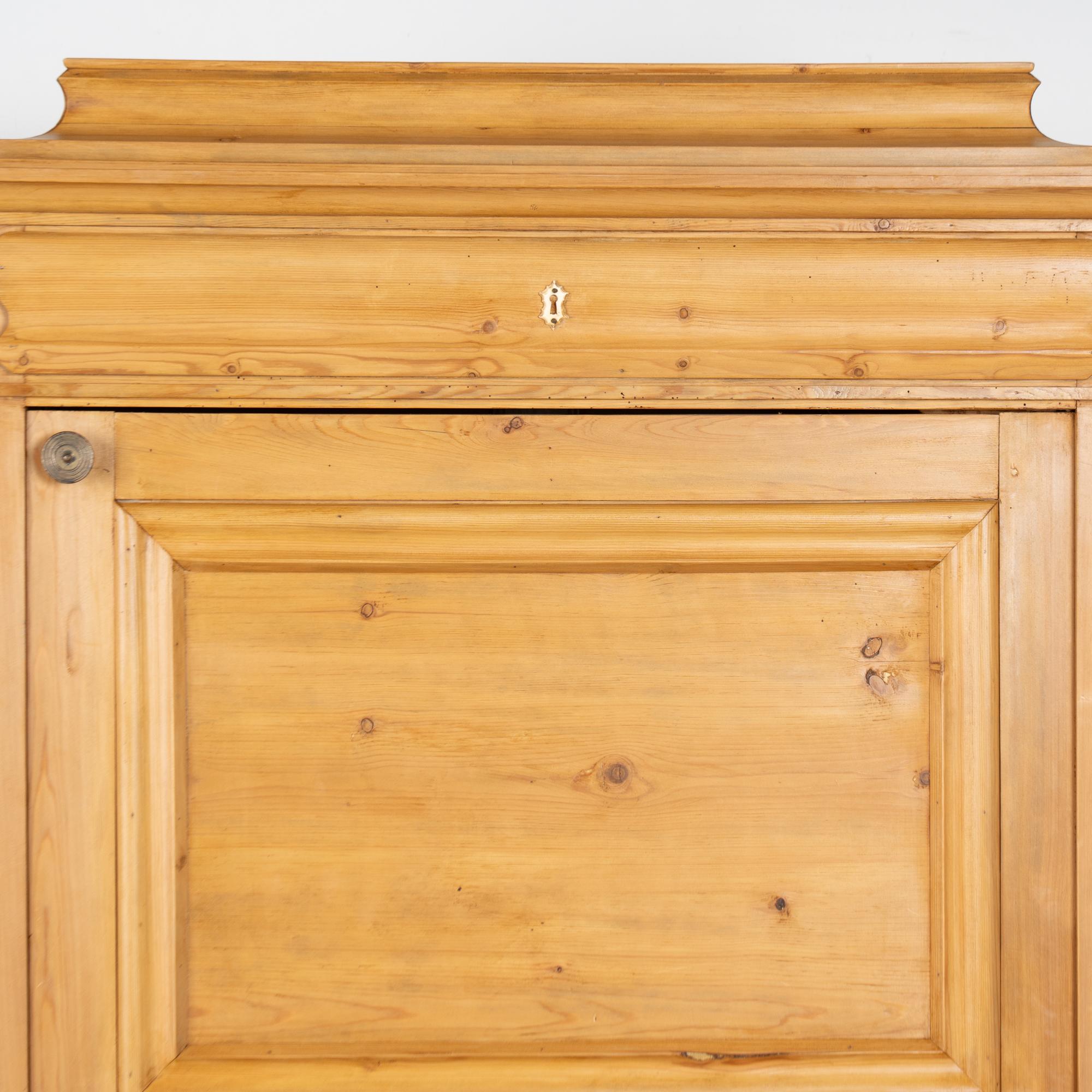 Pino Armoire danese a un'anta in pino del XIX secolo, mobile 