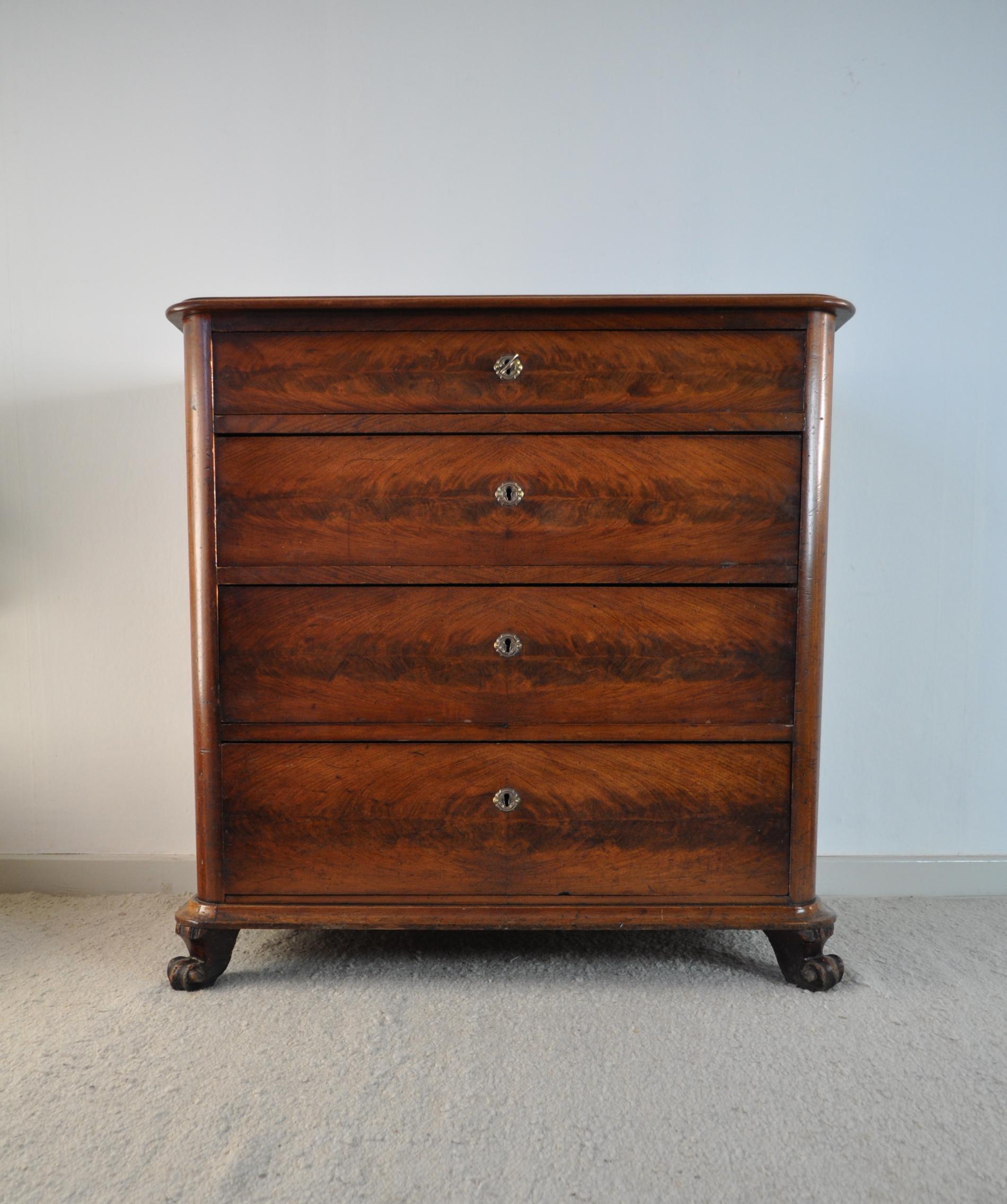 19th Century Danish Walnut Commode or Chest of Drawers Featuring Lions Paw Feet In Fair Condition In Vordingborg, DK