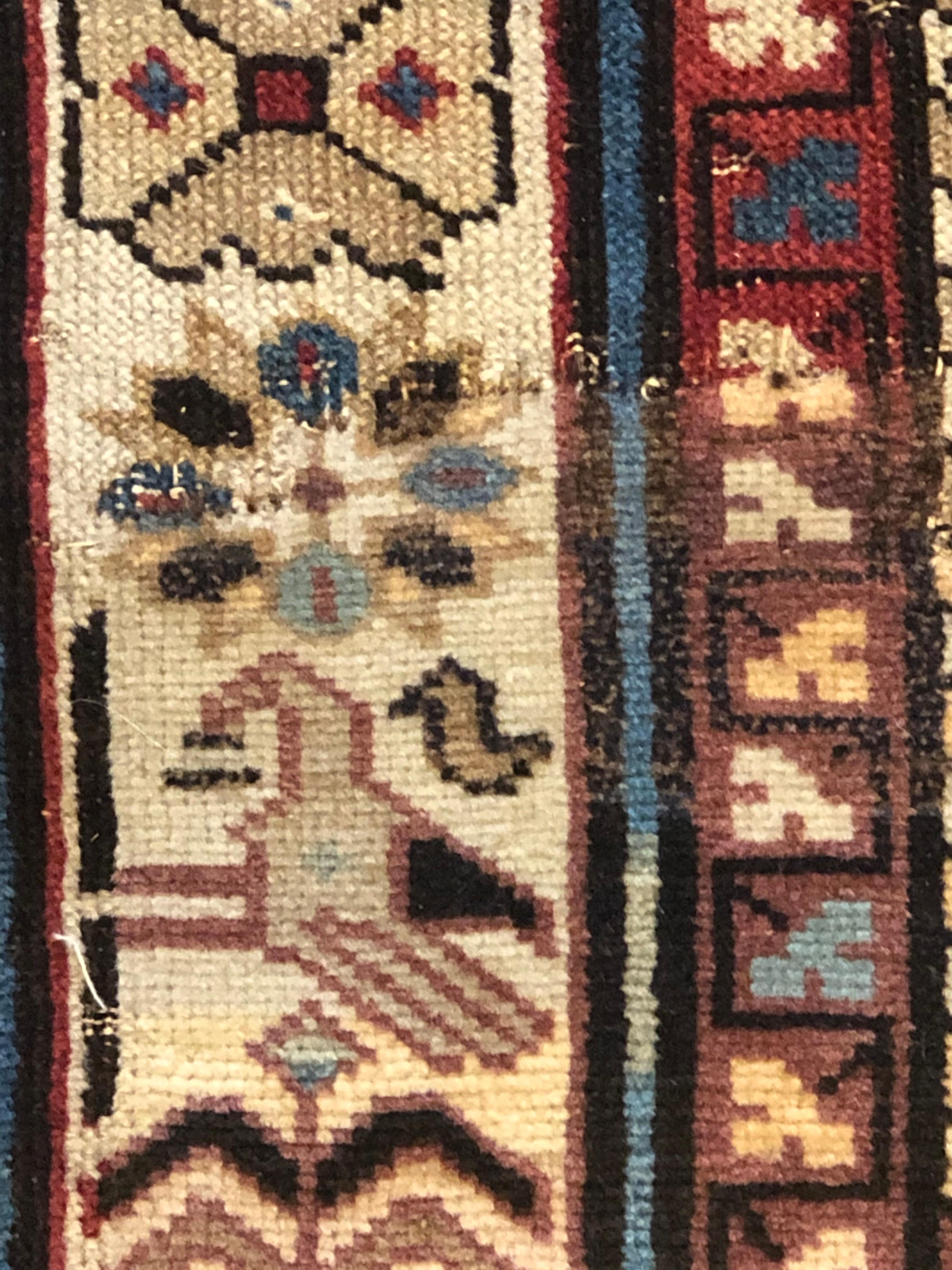 Alfombra de camino del Cáucaso azul oscuro y blanco con pájaros, siglo XIX, ca. 1890 en venta 5