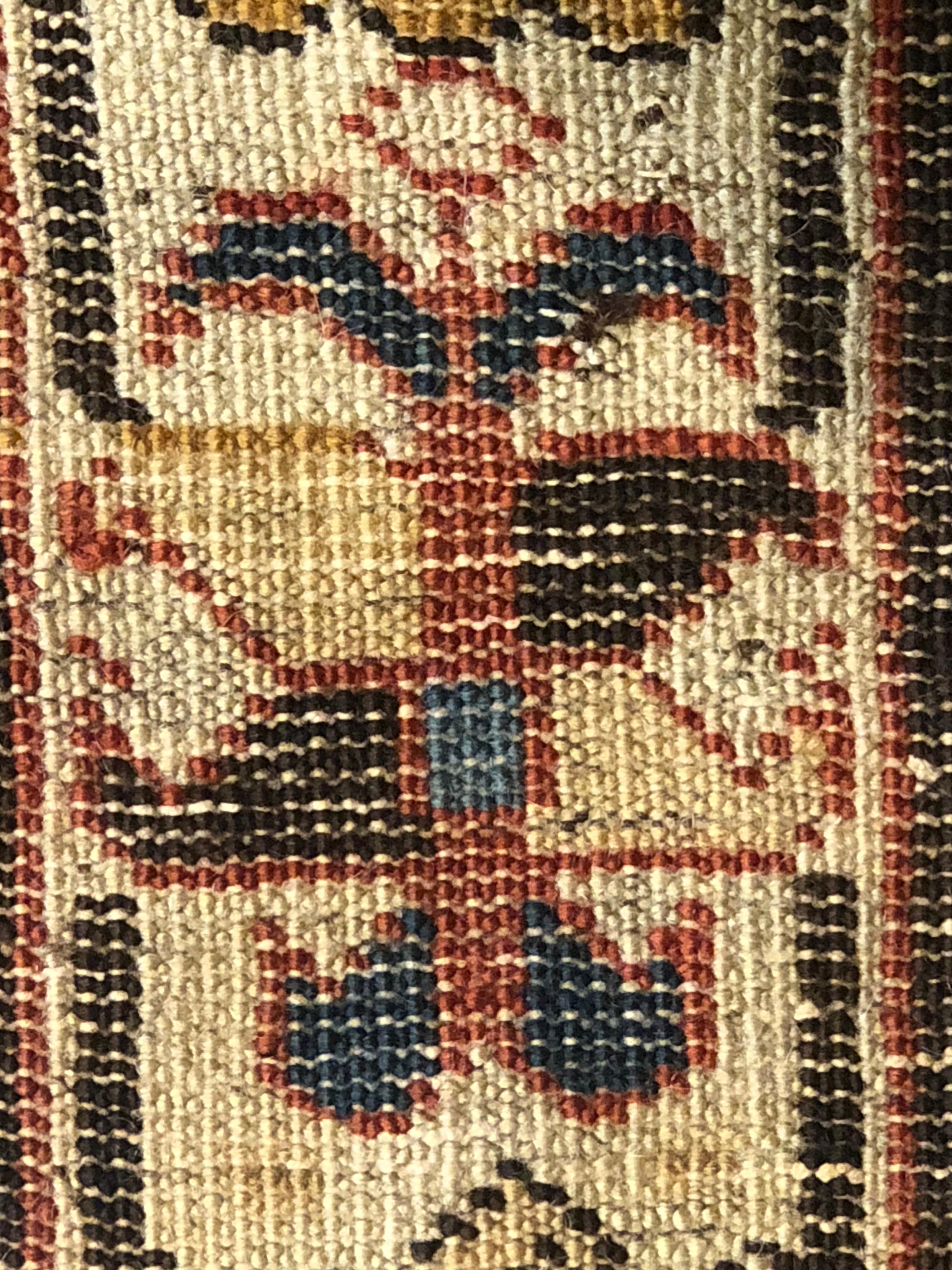 Alfombra de camino del Cáucaso azul oscuro y blanco con pájaros, siglo XIX, ca. 1890 en venta 9