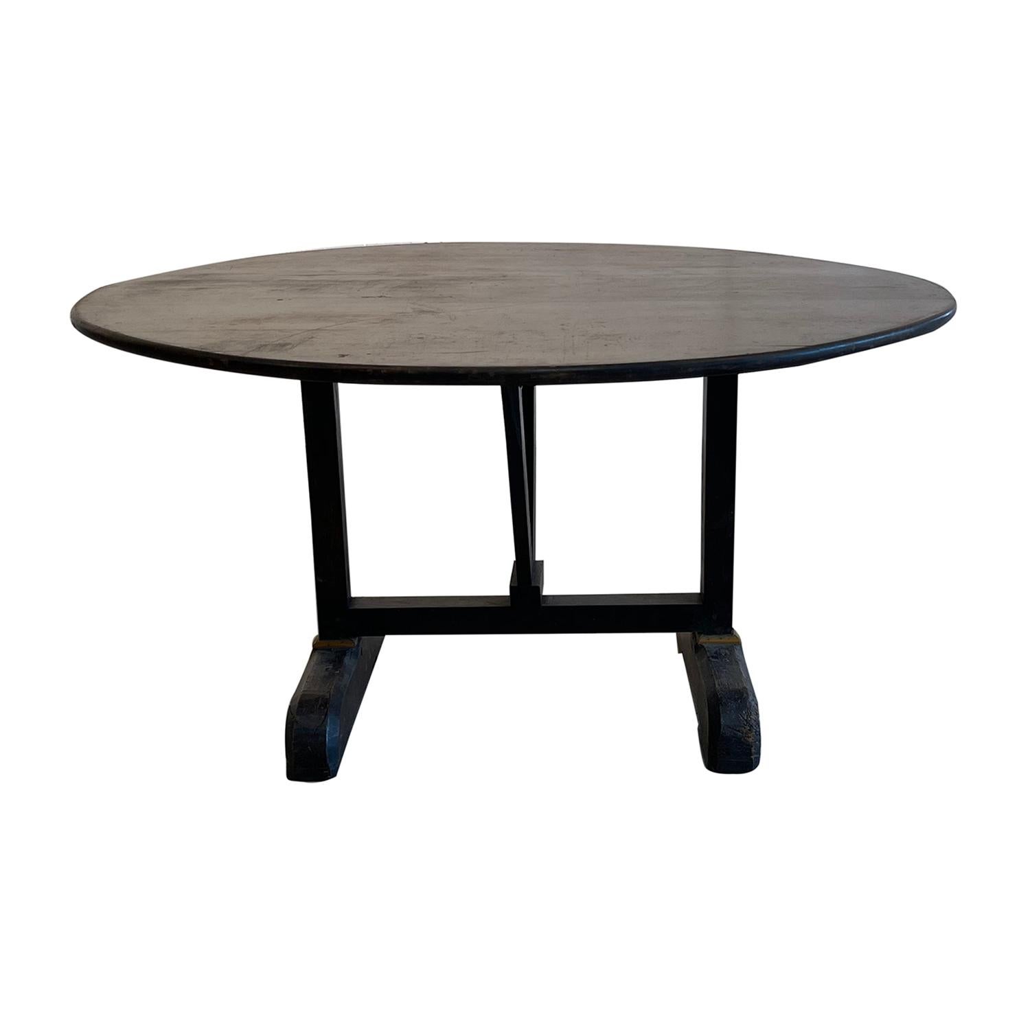 An antique, small oval French Provincial wine folding table made of hand crafted Walnut, in good condition. The Vigneron tables are used in France as occasional tables in wine cellars. Minor fading, scratches due to age. Wear consistent with age and