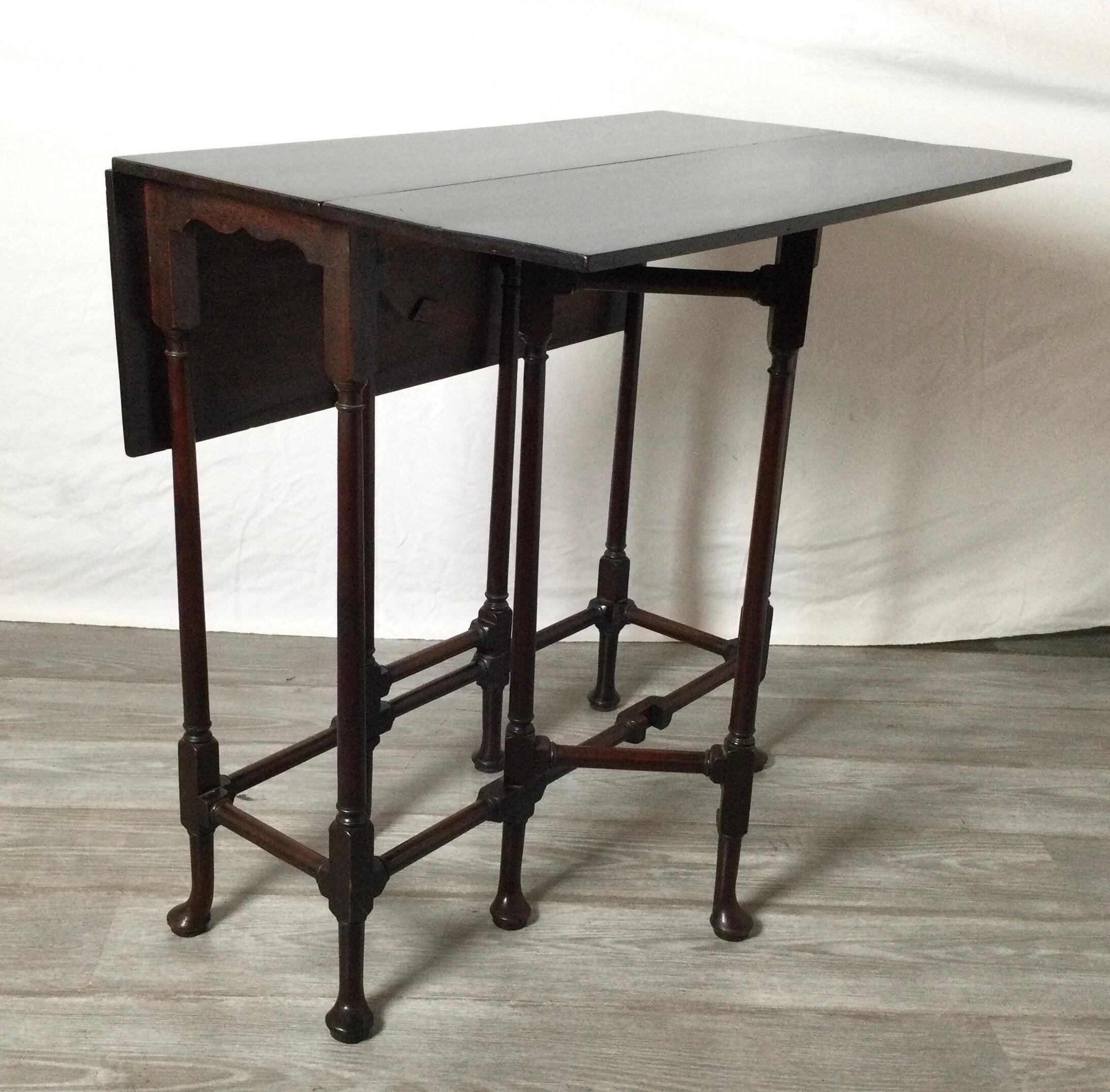 American Colonial 19th Century Dark Mahogany Gateleg Drop Leaf Table