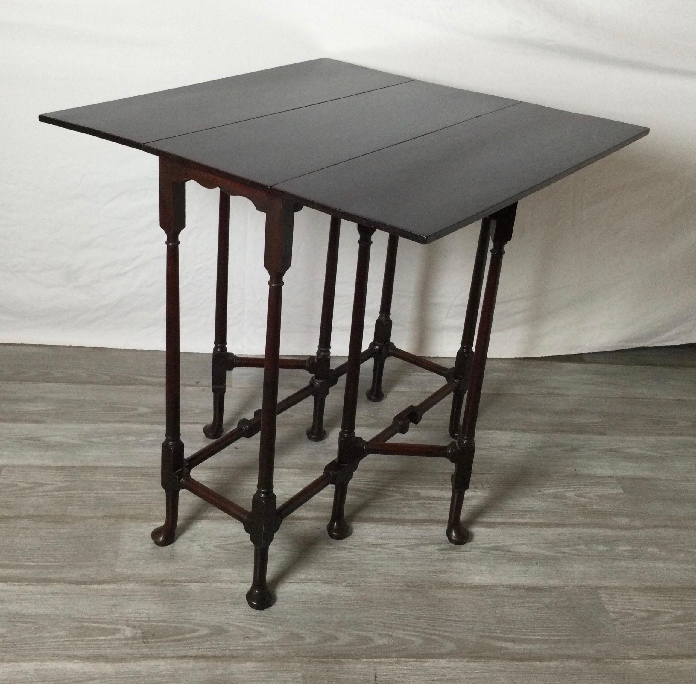American 19th Century Dark Mahogany Gateleg Drop Leaf Table