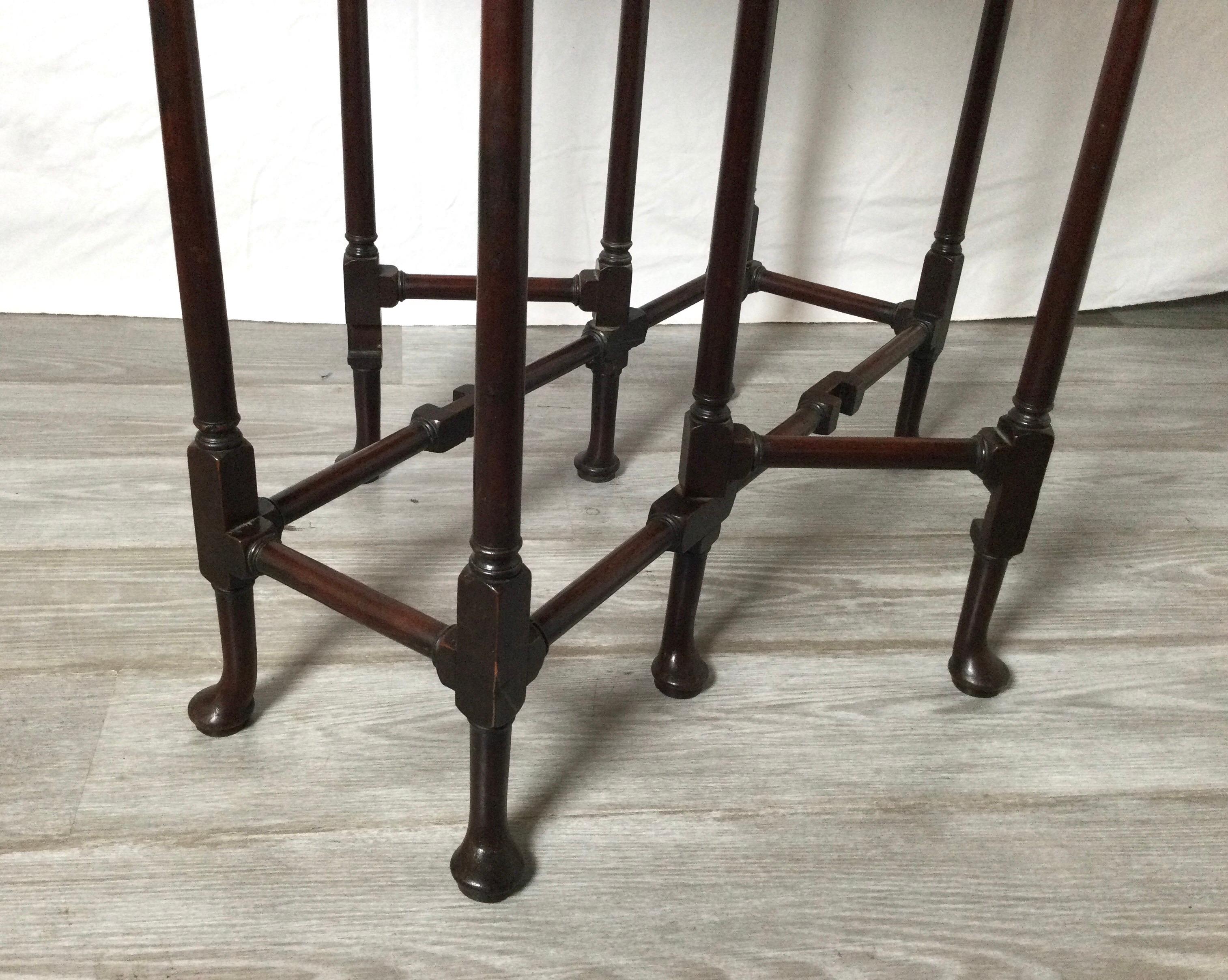 19th Century Dark Mahogany Gateleg Drop Leaf Table In Good Condition In Lambertville, NJ