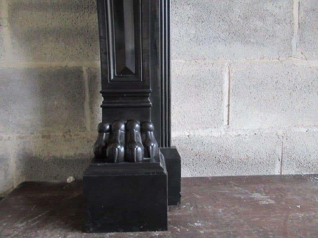 Chimenea francesa de mármol negro napoleónico del siglo XIX 