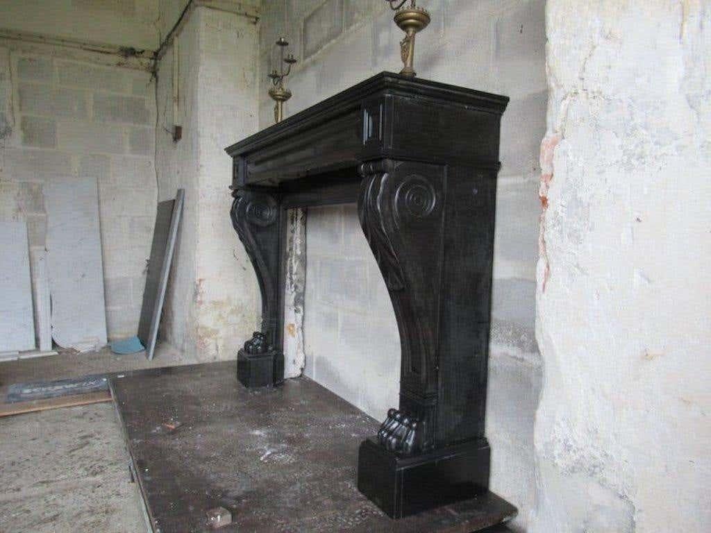 Chimenea francesa de mármol negro napoleónico del siglo XIX 
