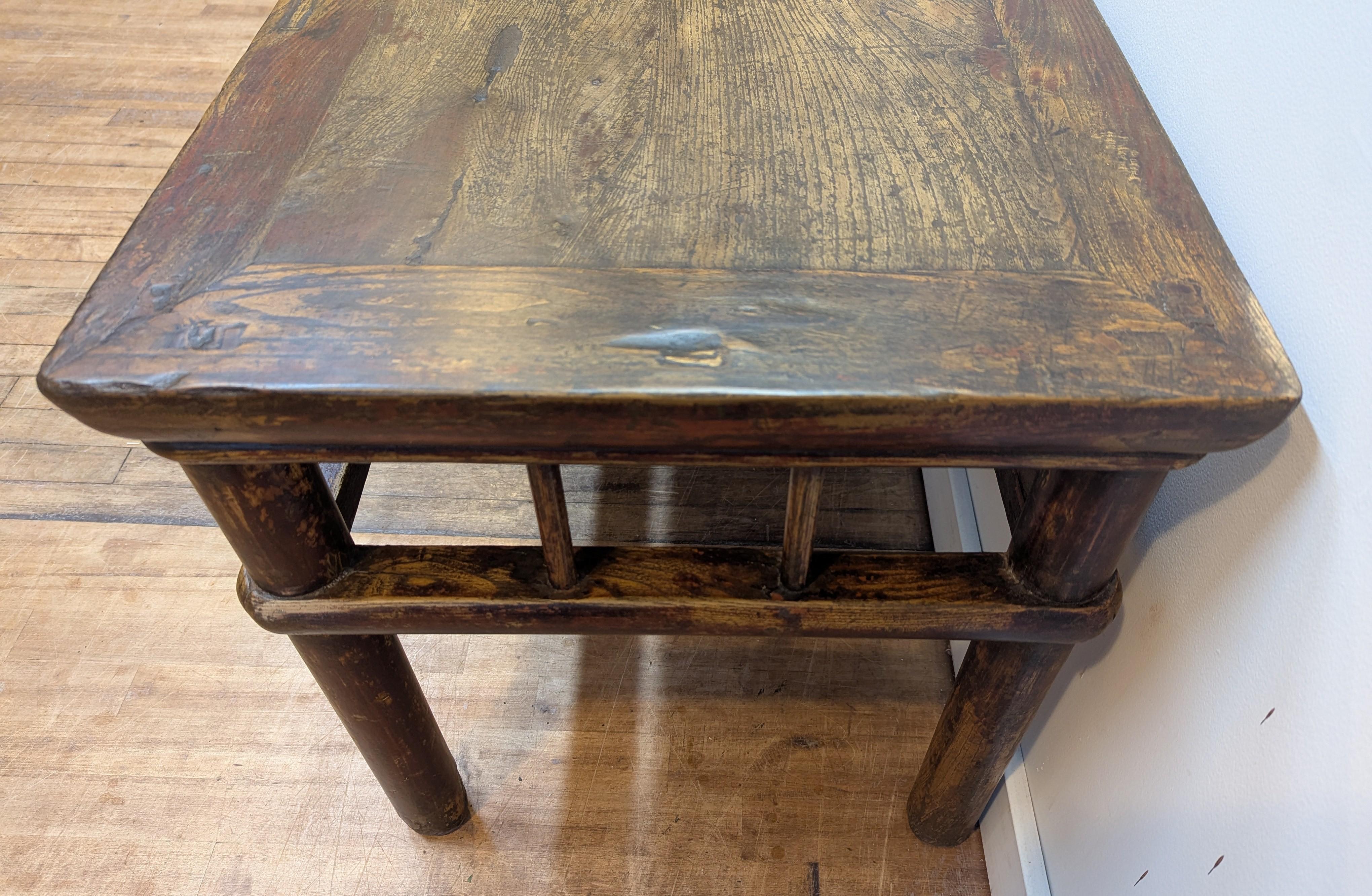 Orme Table basse de lit de jour du 19e siècle en vente