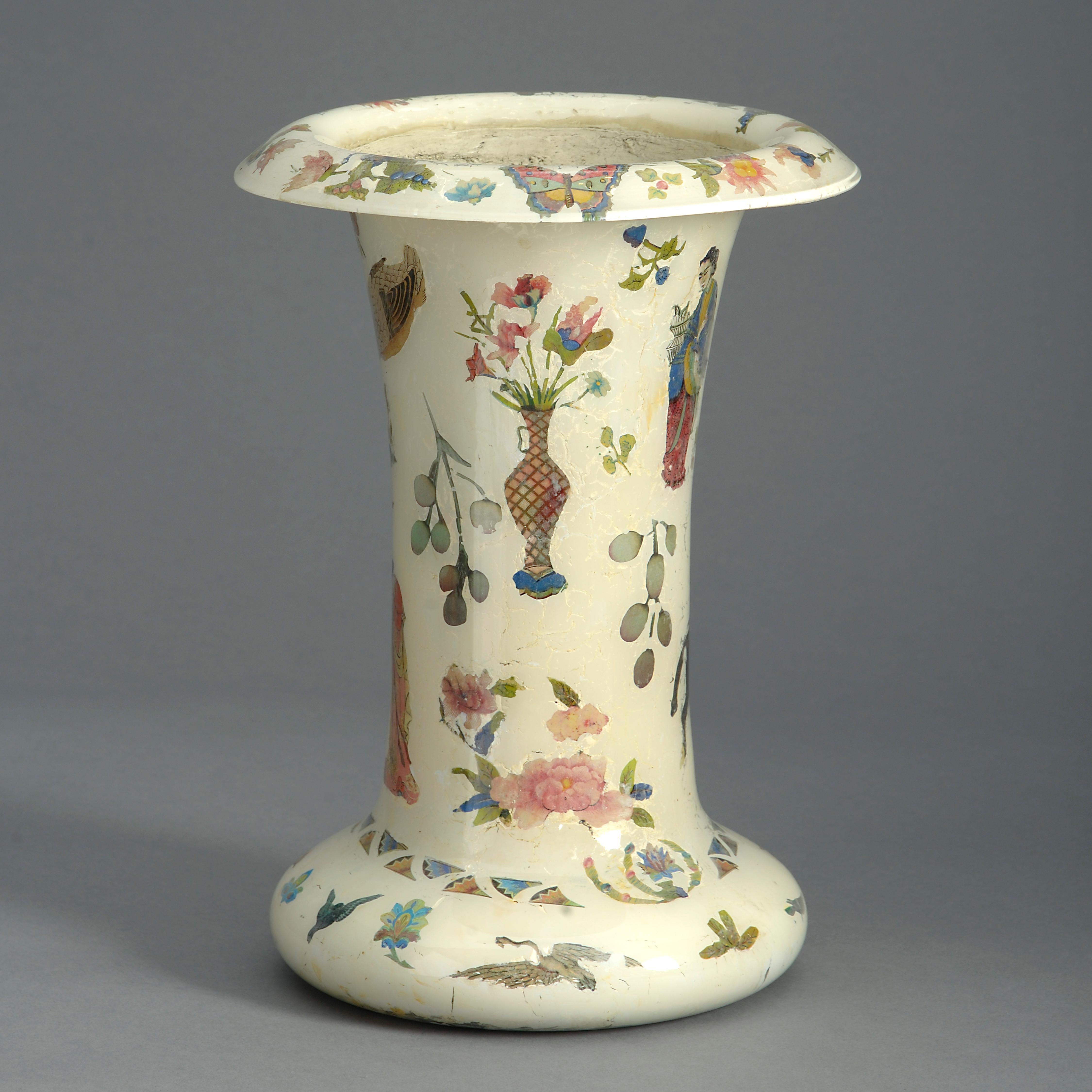 Eine trompetenförmige Decalcomania-Vase aus der Mitte des neunzehnten Jahrhunderts mit Rolldeckel und konkavem Korpus, durchgehend mit Chinoiserien auf cremefarbenem Grund verziert.