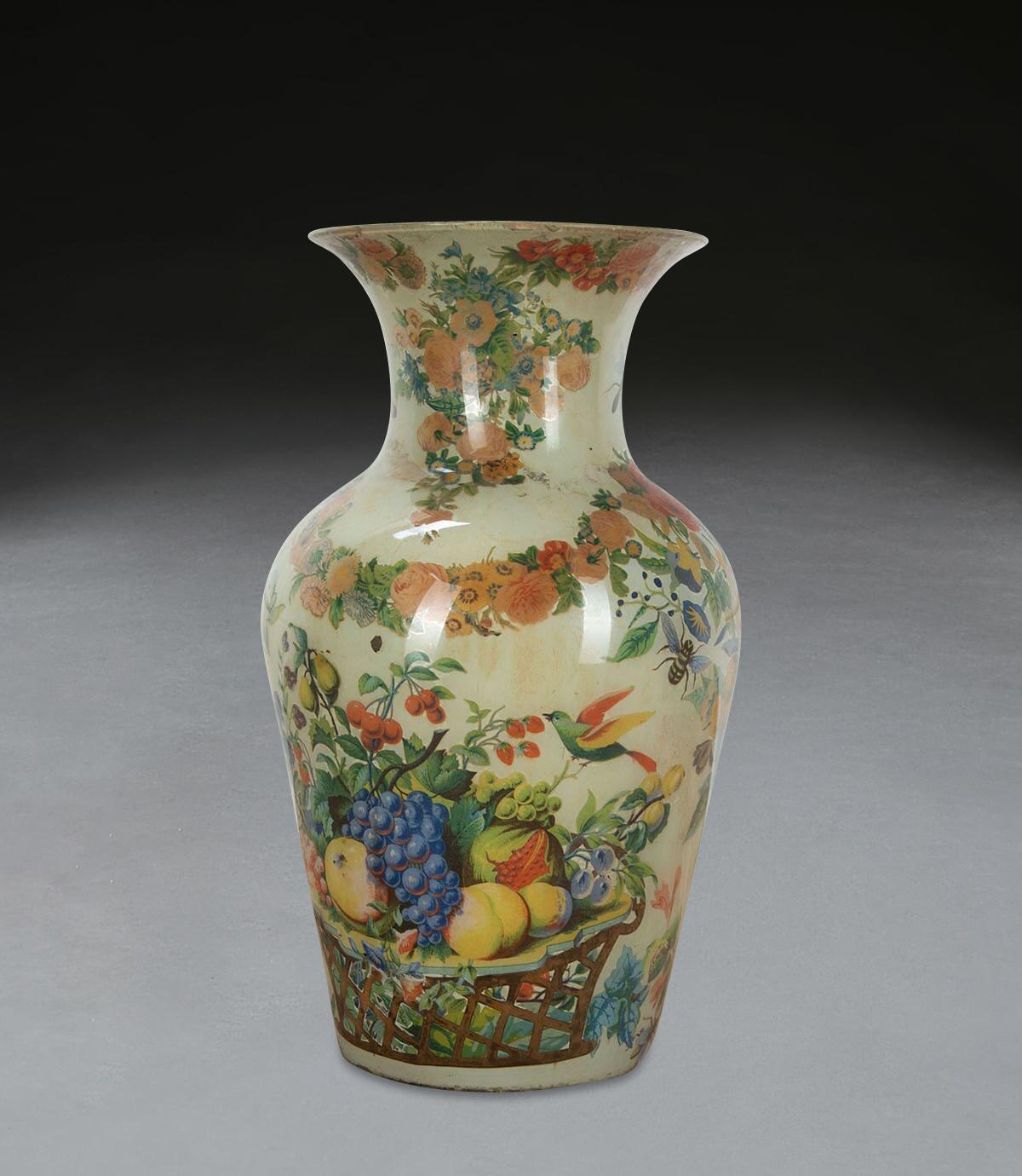 Eine farbenfrohe große Decalcomania-Vase aus dem 19. Jahrhundert mit dem originalen bunten Blumenvordergrund auf einem salbeigrünen Hintergrund. Von guter Größe und formschöner Gestalt. Guter Zustand ohne Chips, Abplatzungen oder Risse. Circa