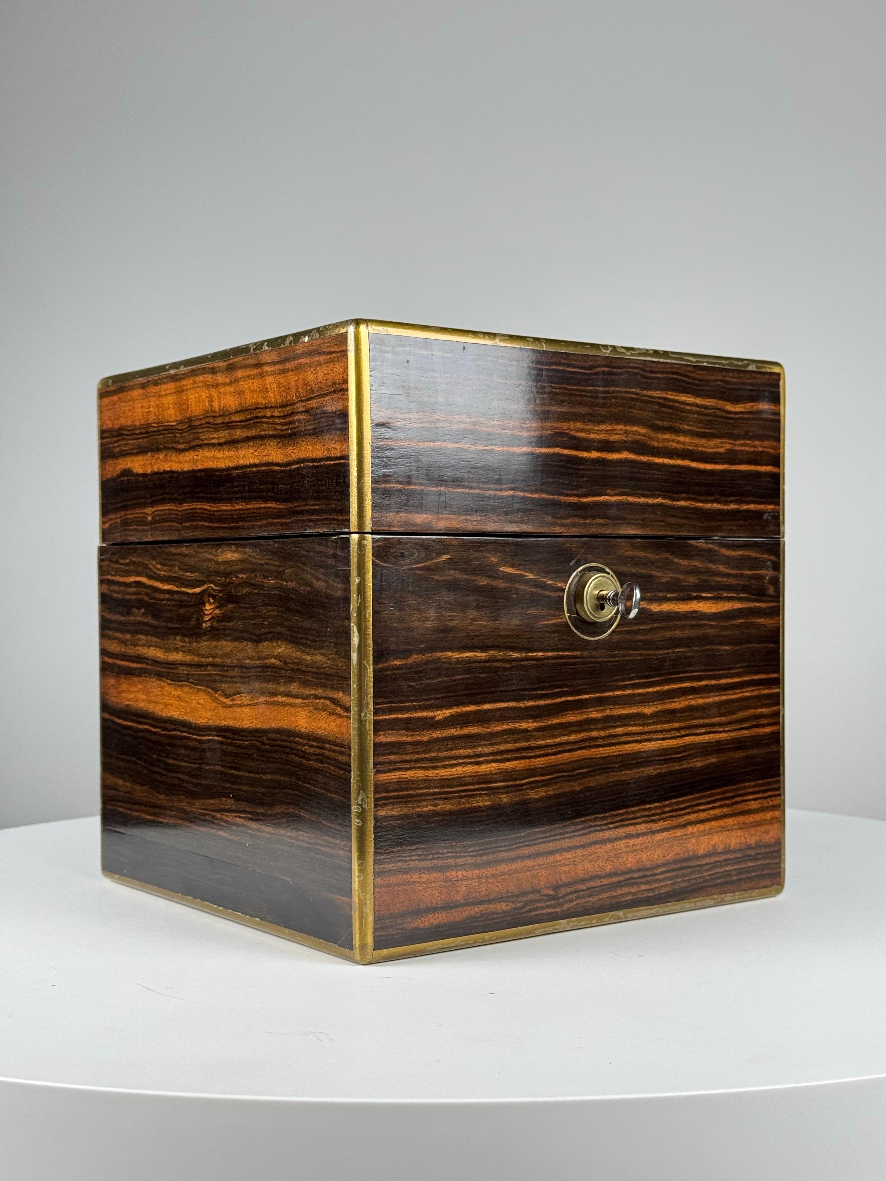 19th century Decanter Box with Braham lock en vente 9