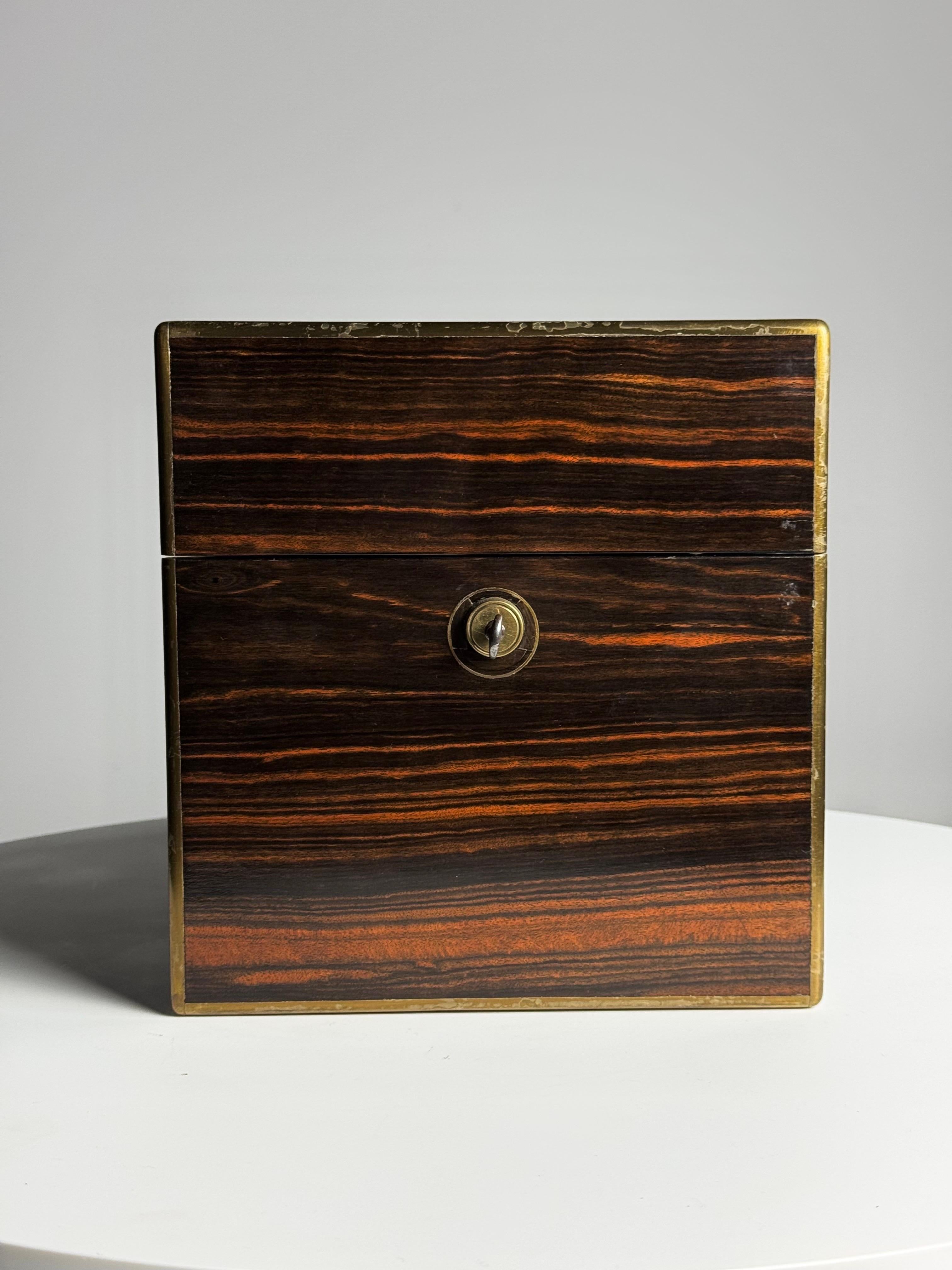 19th century Decanter Box with Braham lock en vente 10