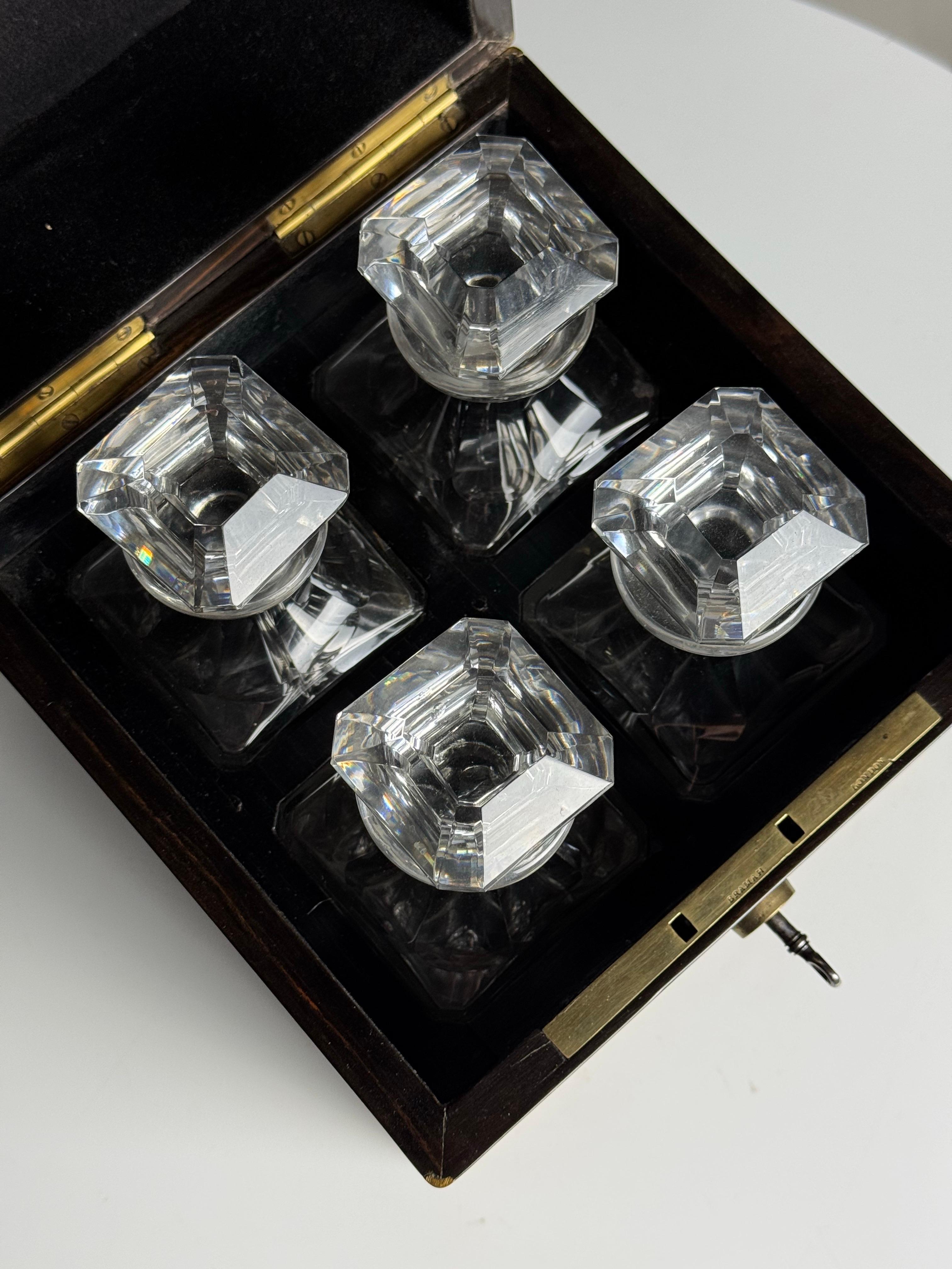 Late 19th century decanter box.
With braham lock. In very good condition. Lock works well. Bottles in perfect condition.

Dimensions: 22L x 22D x 22.5H