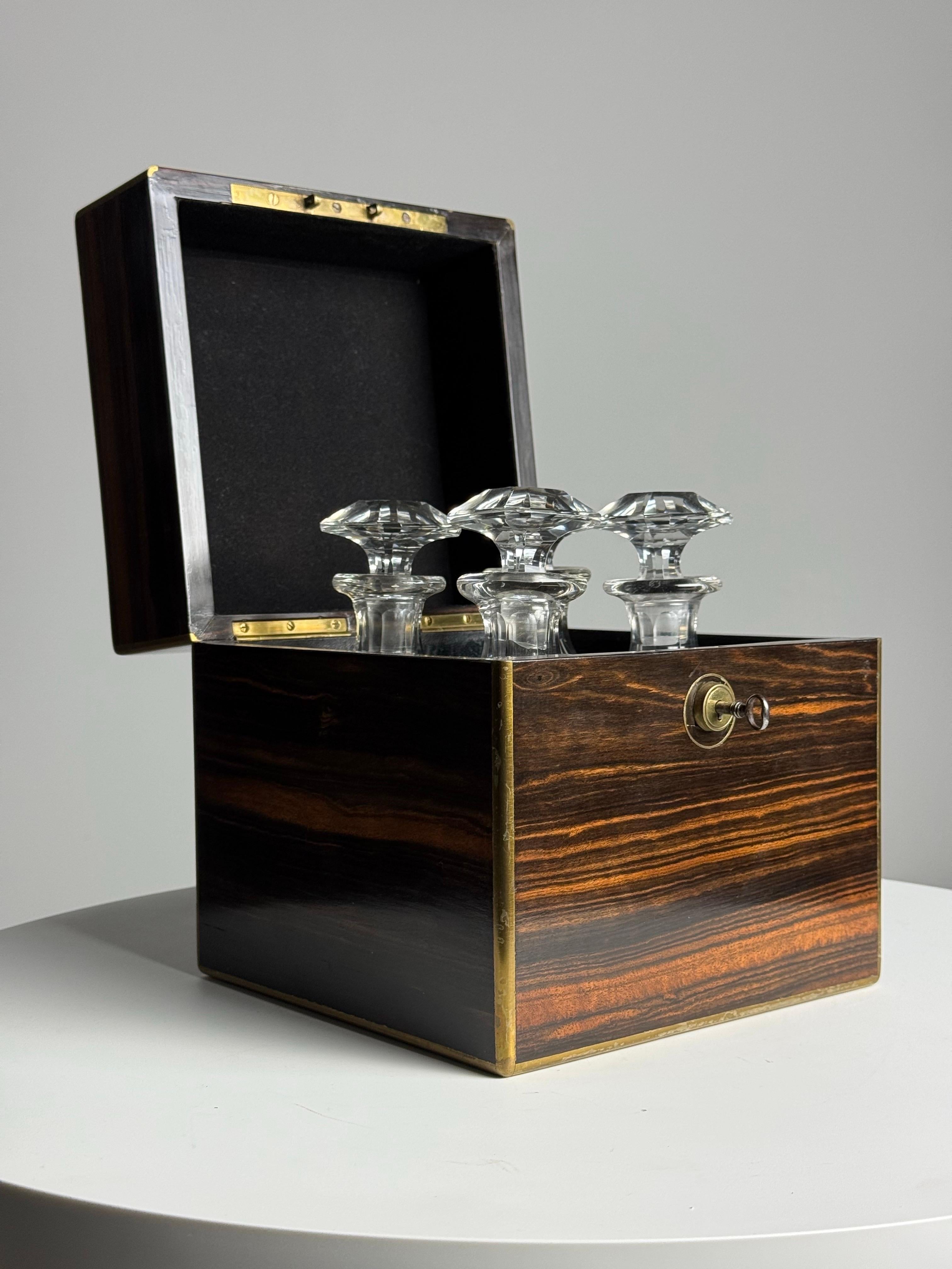 19th century Decanter Box with Braham lock en vente 2