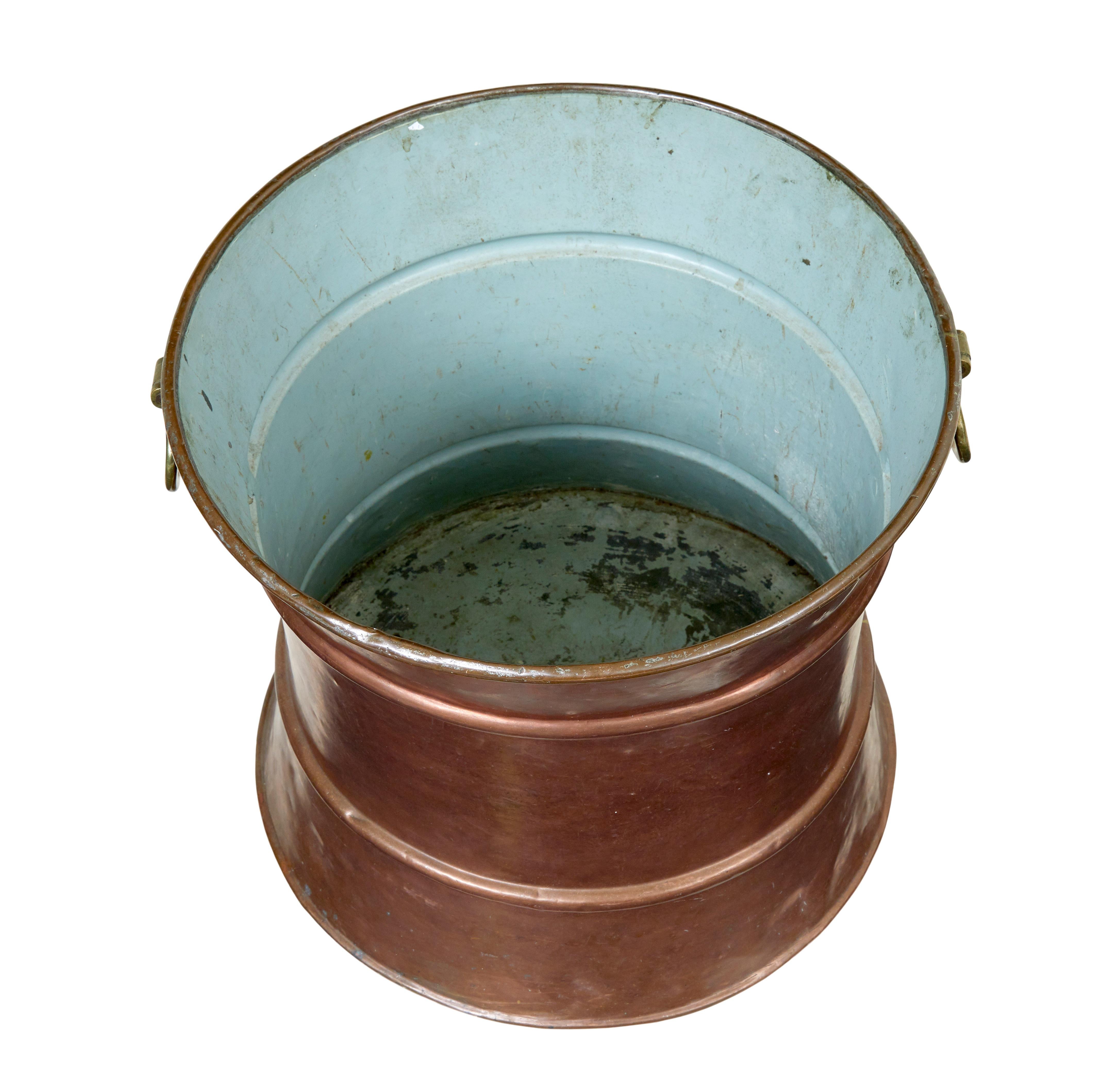 Secchio decorativo in rame e ottone del XIX secolo, circa 1890.

Vaso di rame vittoriano sagomato di ottima qualità.  A forma di zampa d'elefante con due costole sul bordo esterno.  Maniglie decorative in ottone massiccio per il trasporto.  Interni