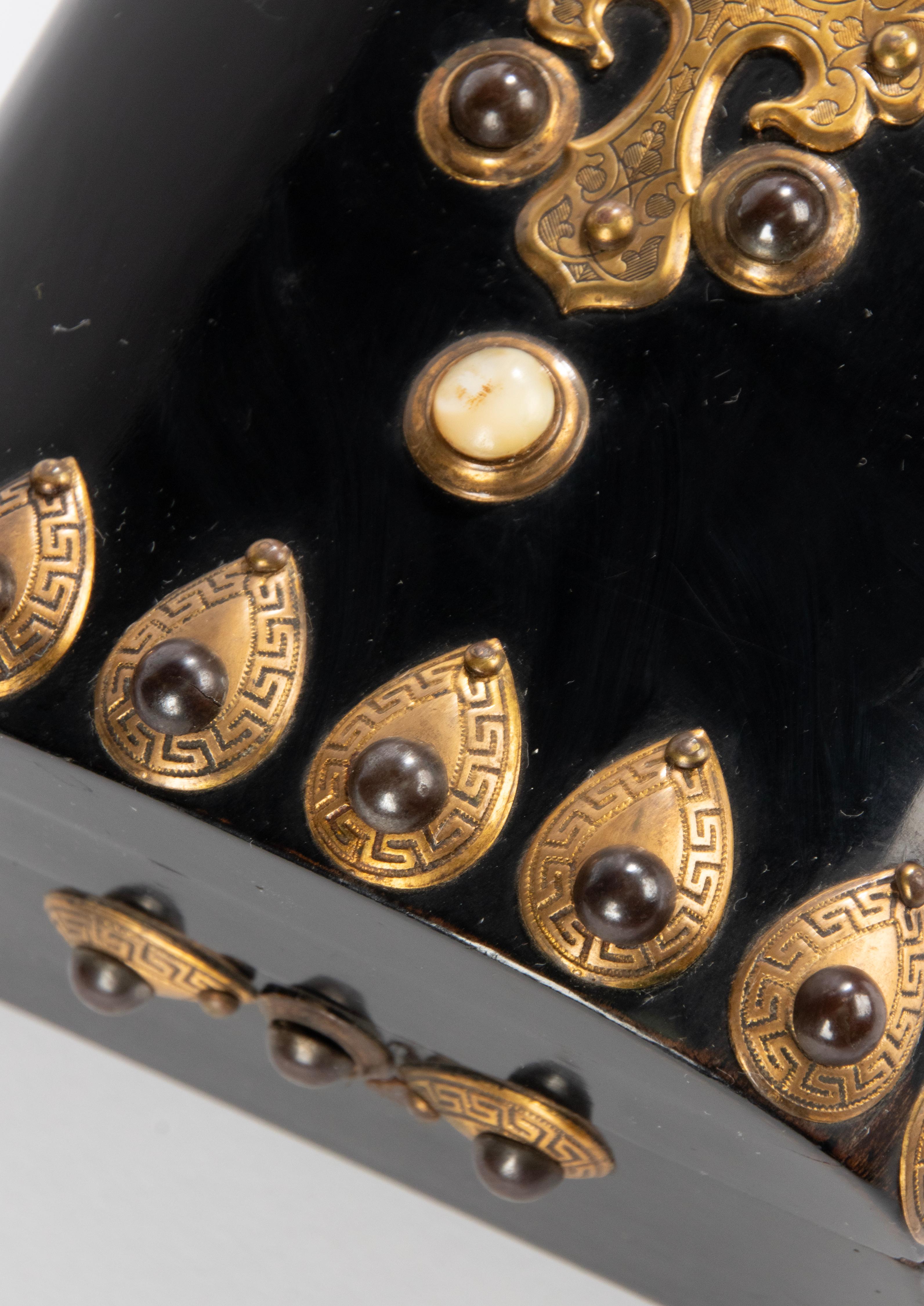 Dekorative ebonisierte Schachtel aus dem 19. Jahrhundert – Steine und Bronzebeschläge – Napoleon III.  im Angebot 3