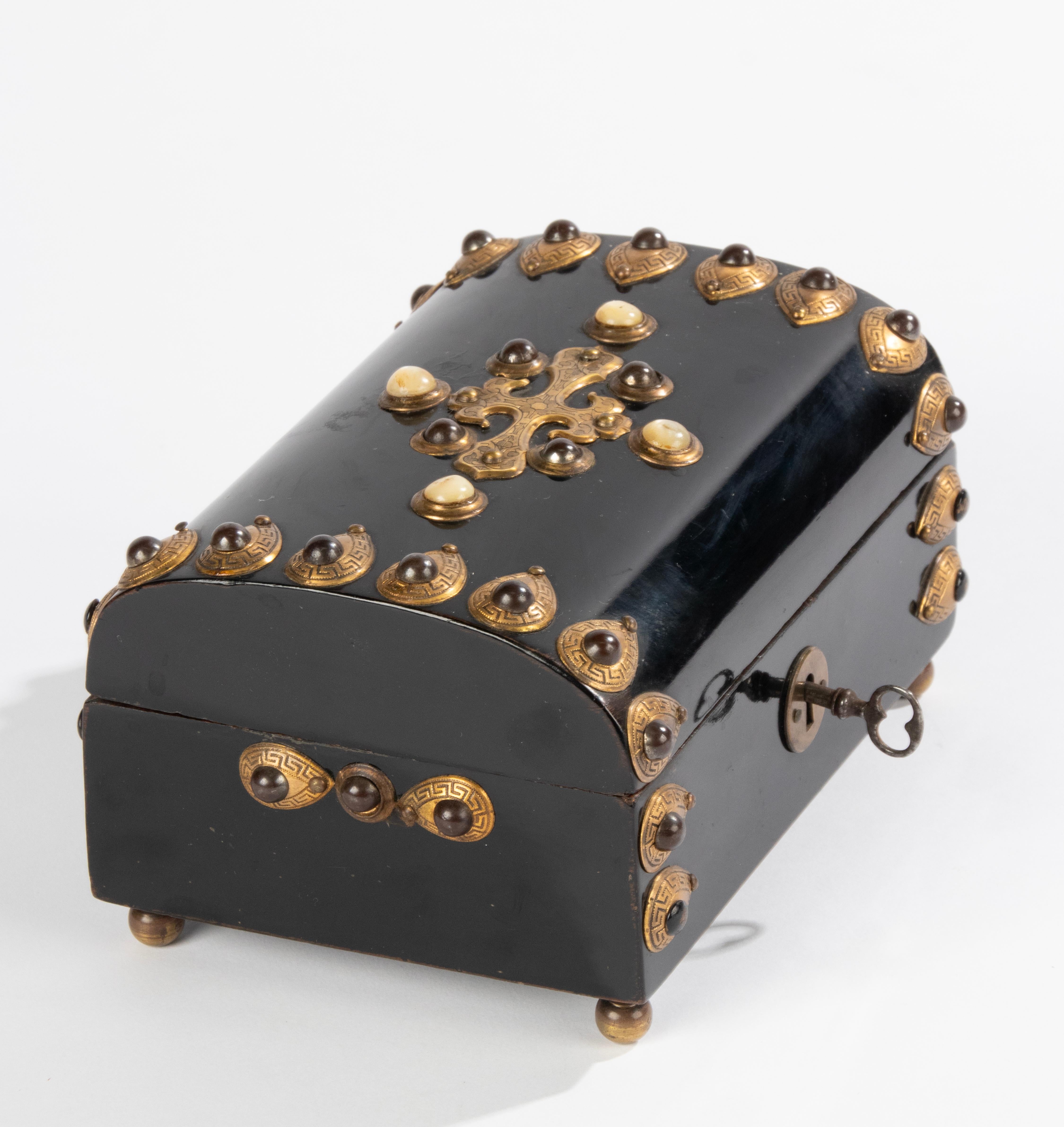Dekorative ebonisierte Schachtel aus dem 19. Jahrhundert – Steine und Bronzebeschläge – Napoleon III.  im Angebot 9