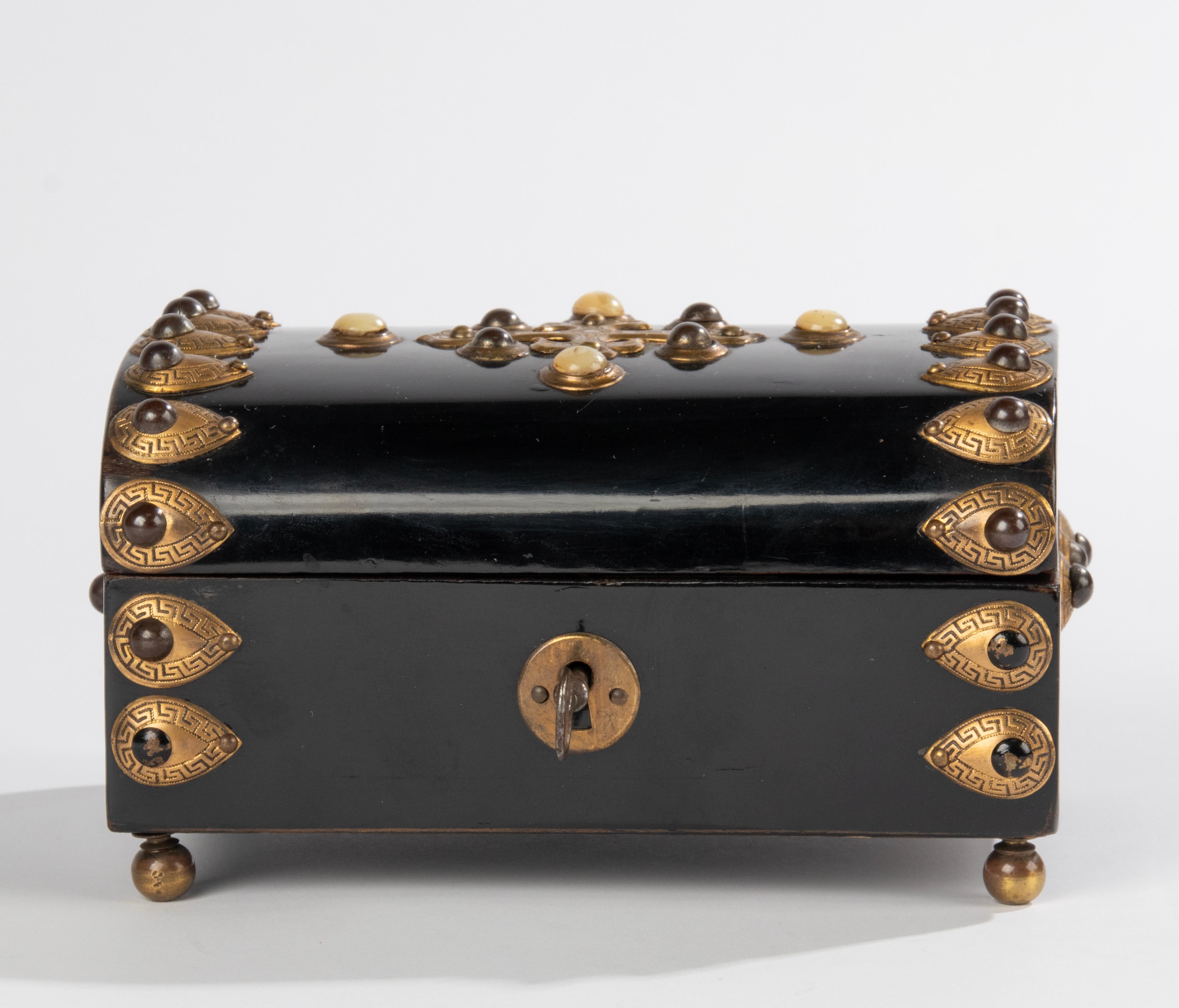 Eine schöne antike dekorative Napoleon III Holzkiste. Wunderschön verziert mit Kupfer- und Bronzeelementen und rund geschliffenen Steinen (Tigerauge). Die Box ist aus schwarz lackiertem Holz (Kiefer) gefertigt. Hergestellt in Frankreich, 1870-1890.