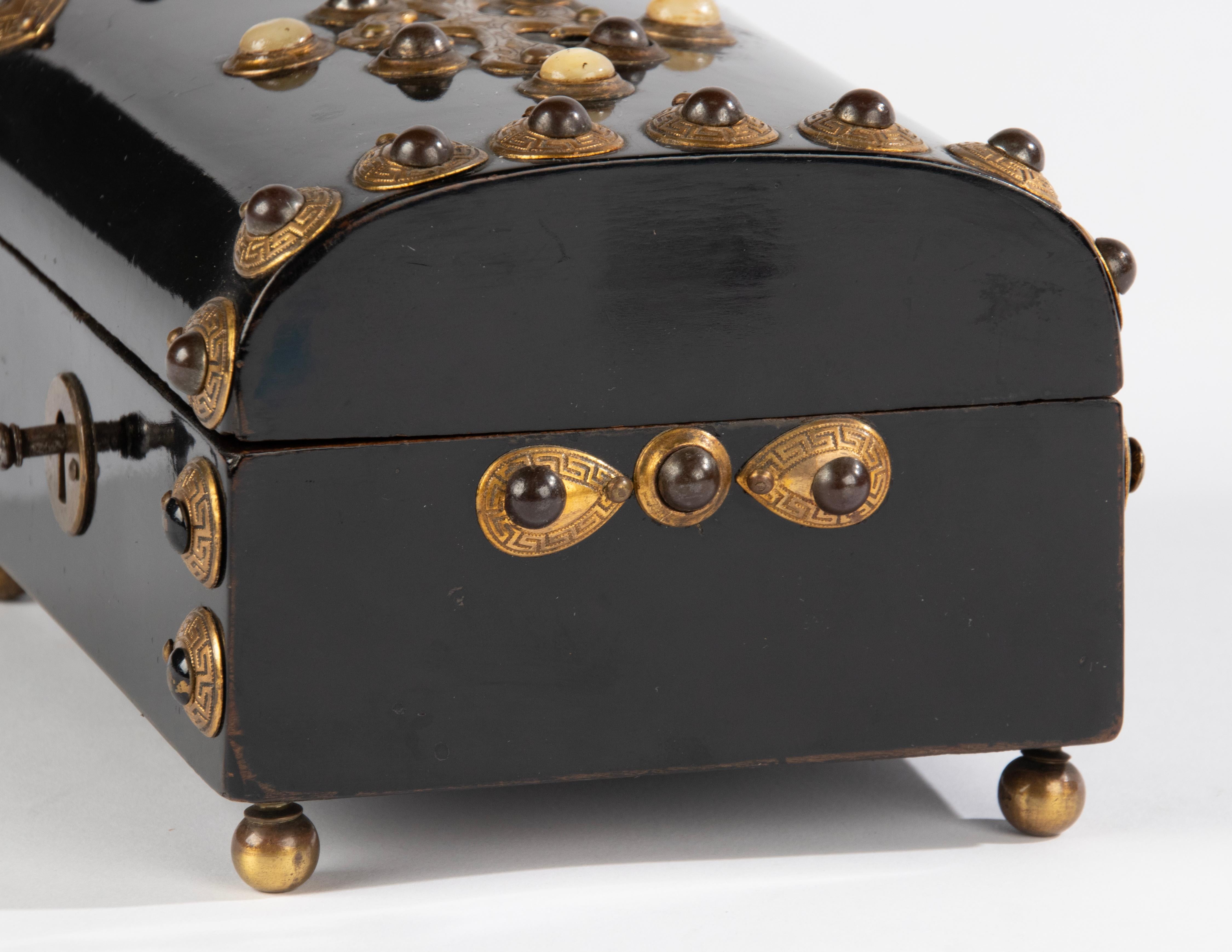 Dekorative ebonisierte Schachtel aus dem 19. Jahrhundert – Steine und Bronzebeschläge – Napoleon III.  (Spätes 19. Jahrhundert) im Angebot