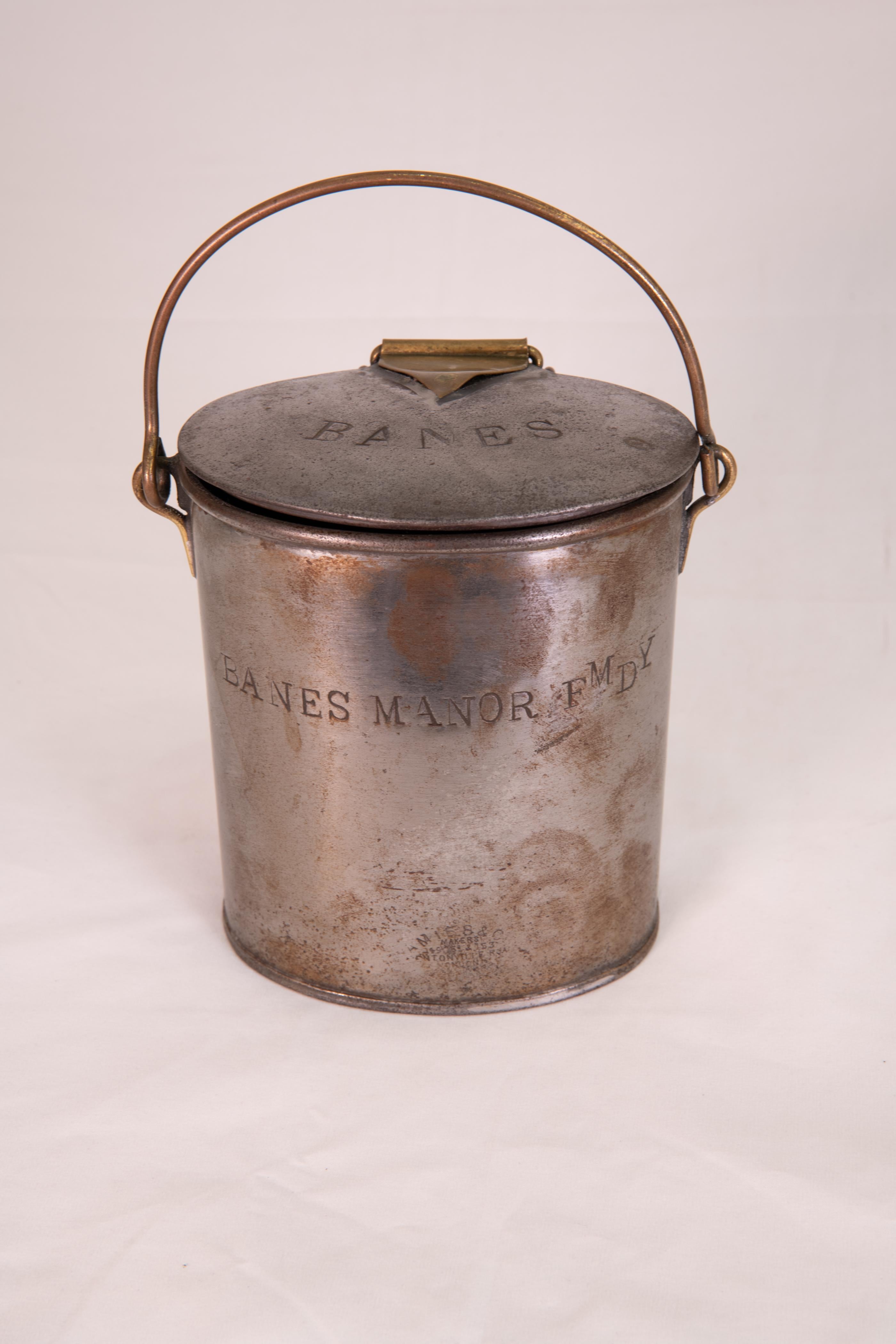 Boîtes à lait et mesureurs décoratifs du 19e siècle en vente 4