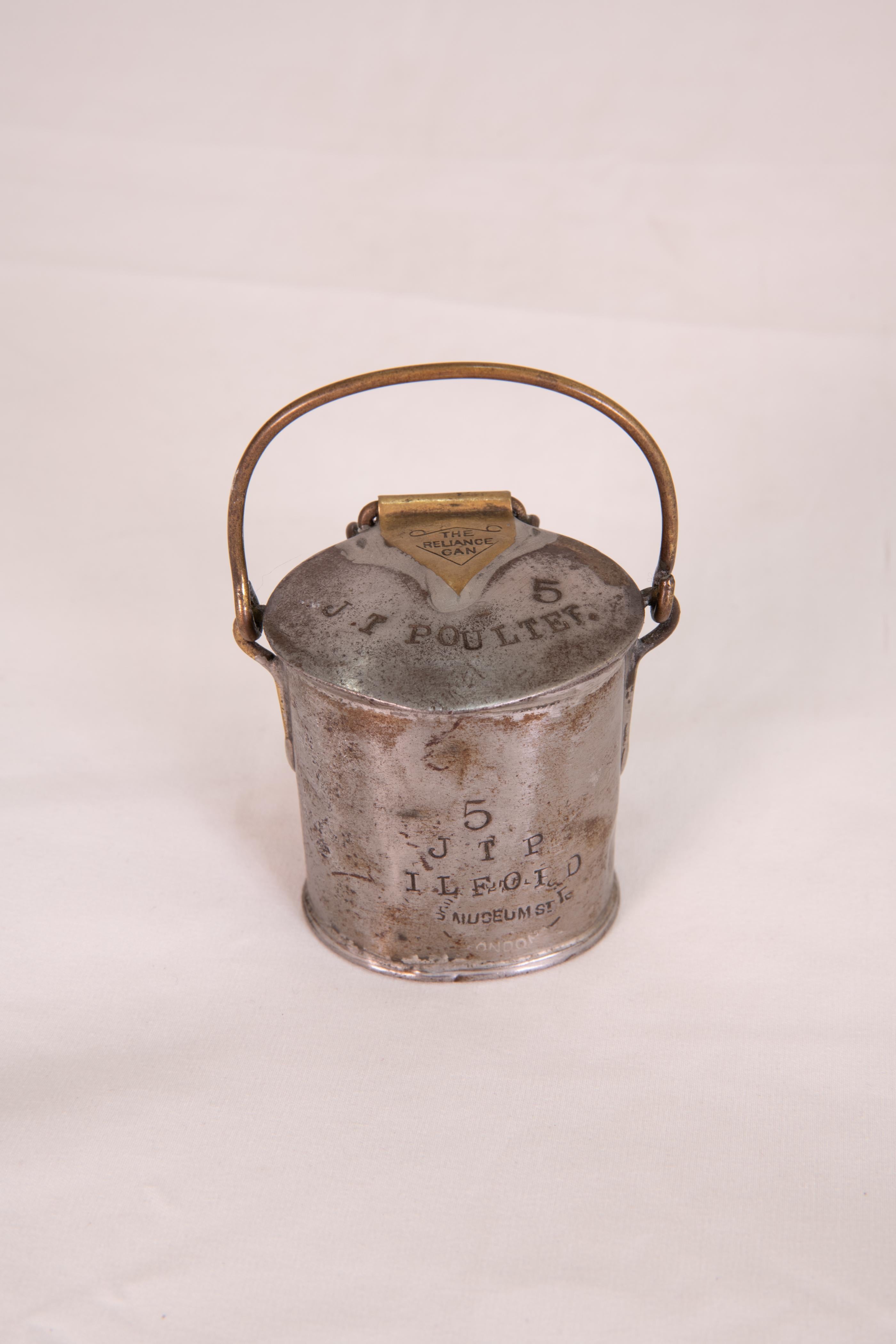 Anglais Boîtes à lait et mesureurs décoratifs du 19e siècle en vente