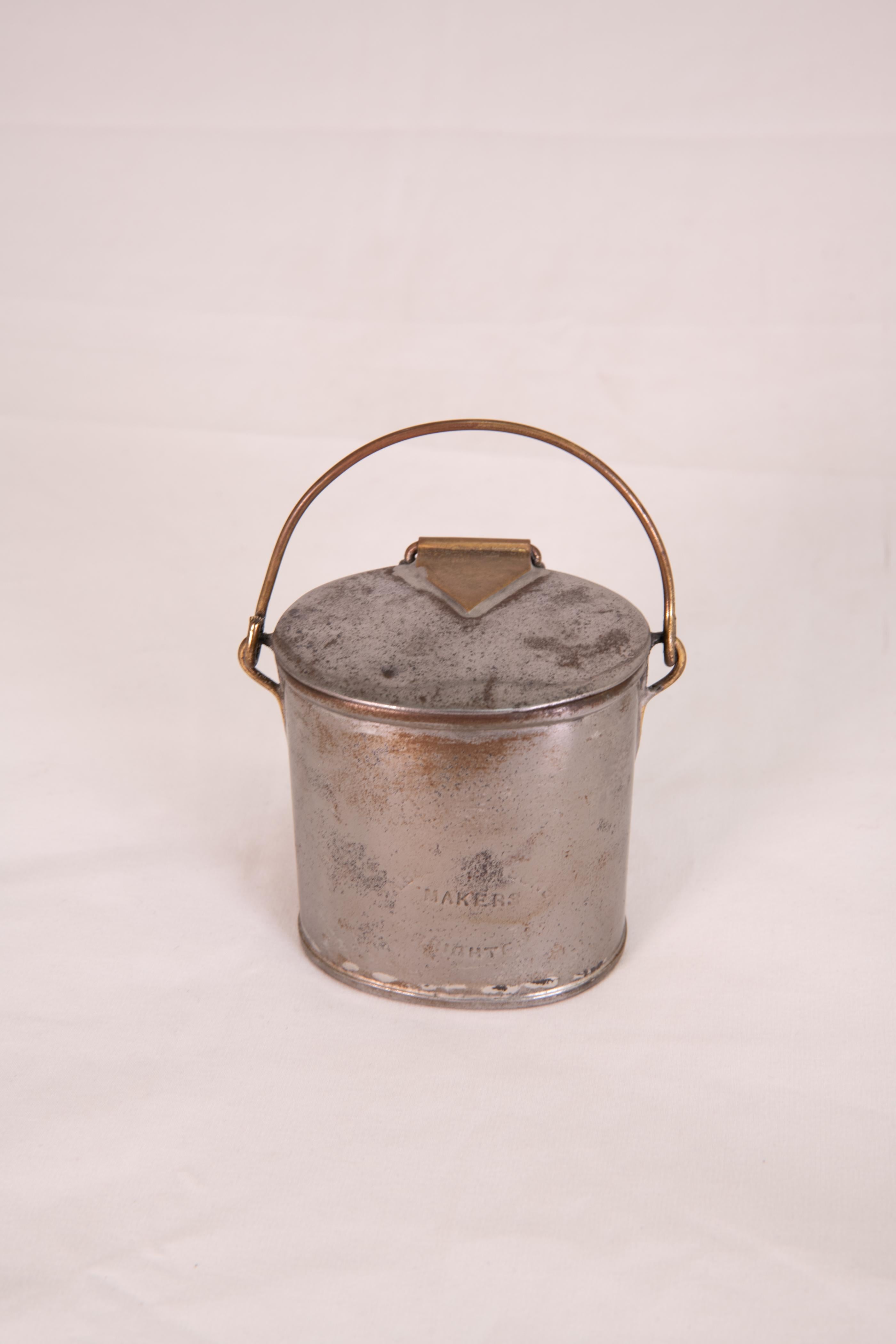 Boîtes à lait et mesureurs décoratifs du 19e siècle Bon état - En vente à New York, NY