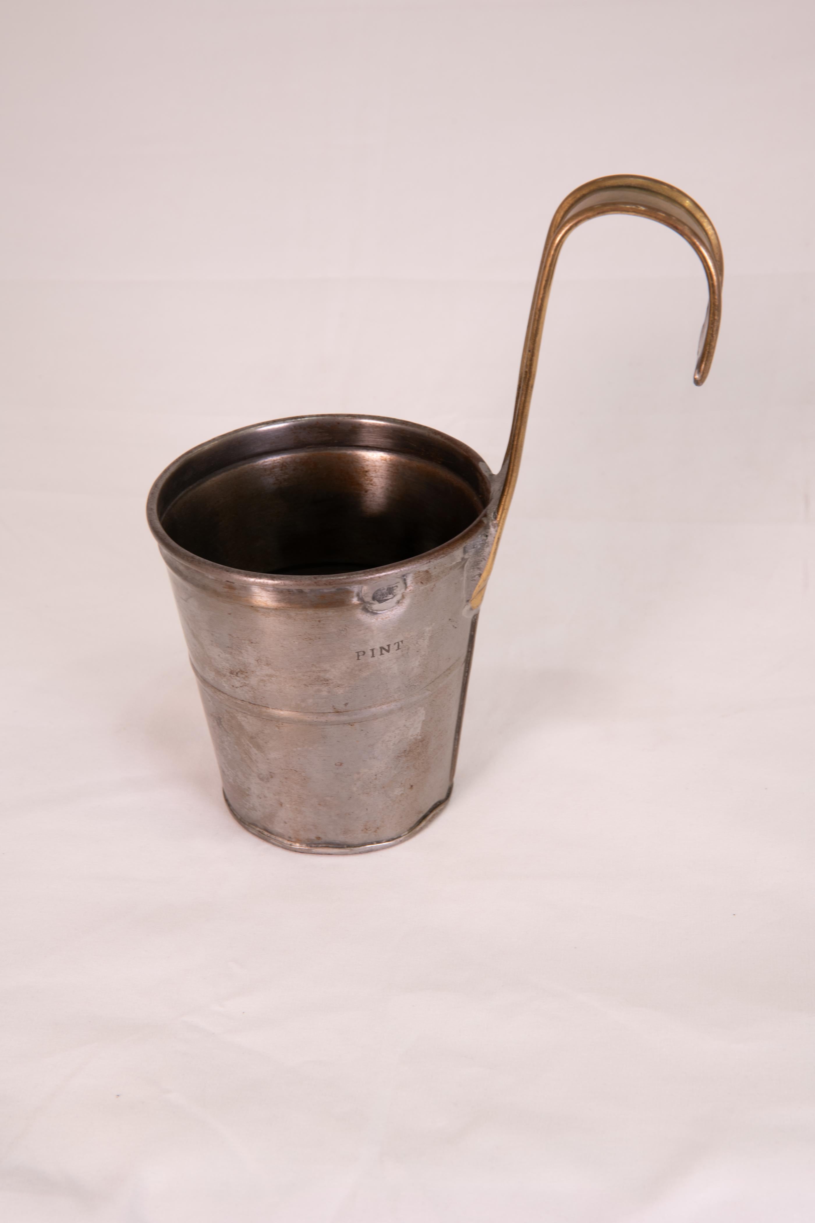 Boîtes à lait et mesureurs décoratifs du 19e siècle en vente 1