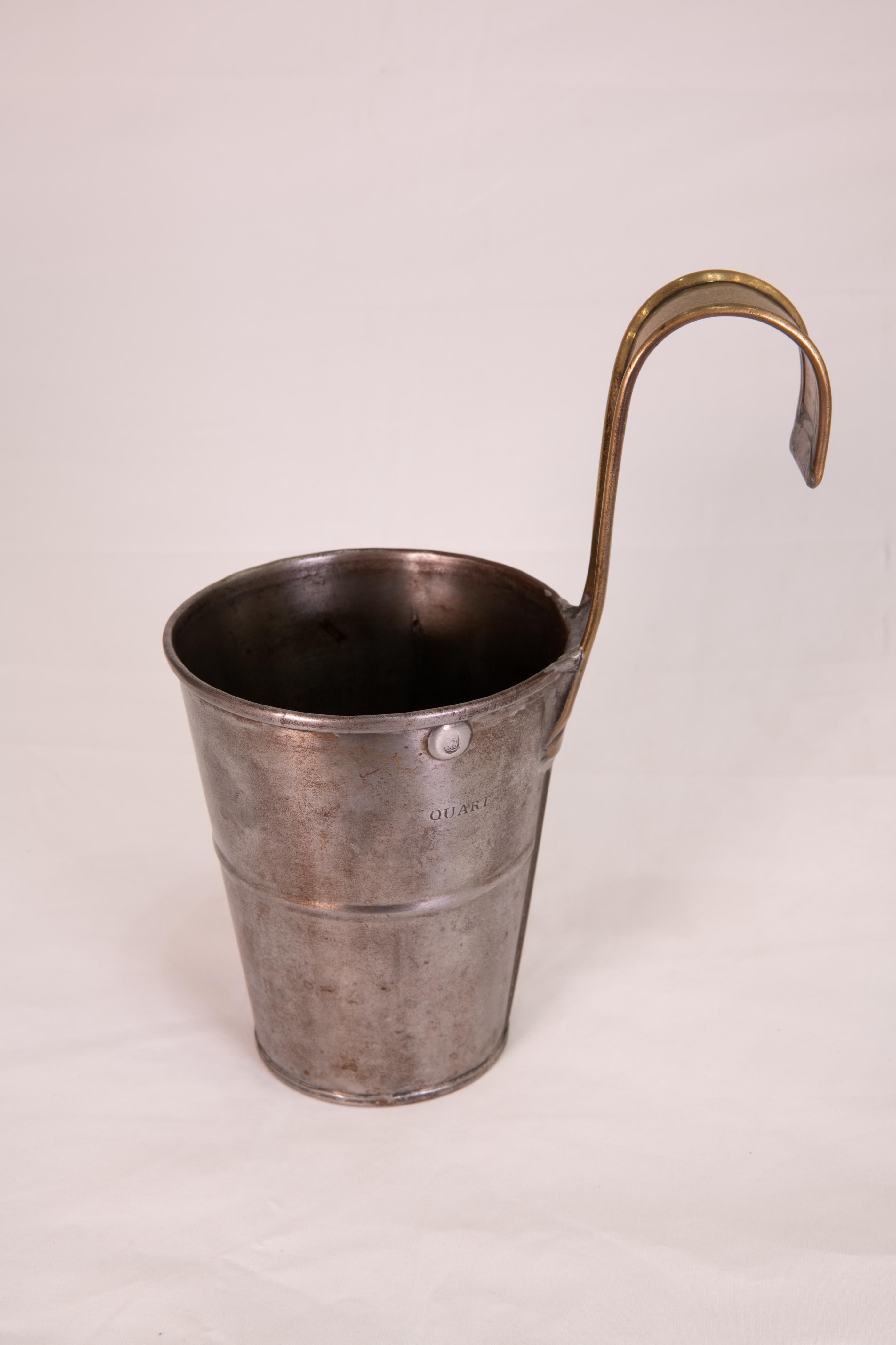 Boîtes à lait et mesureurs décoratifs du 19e siècle en vente 2