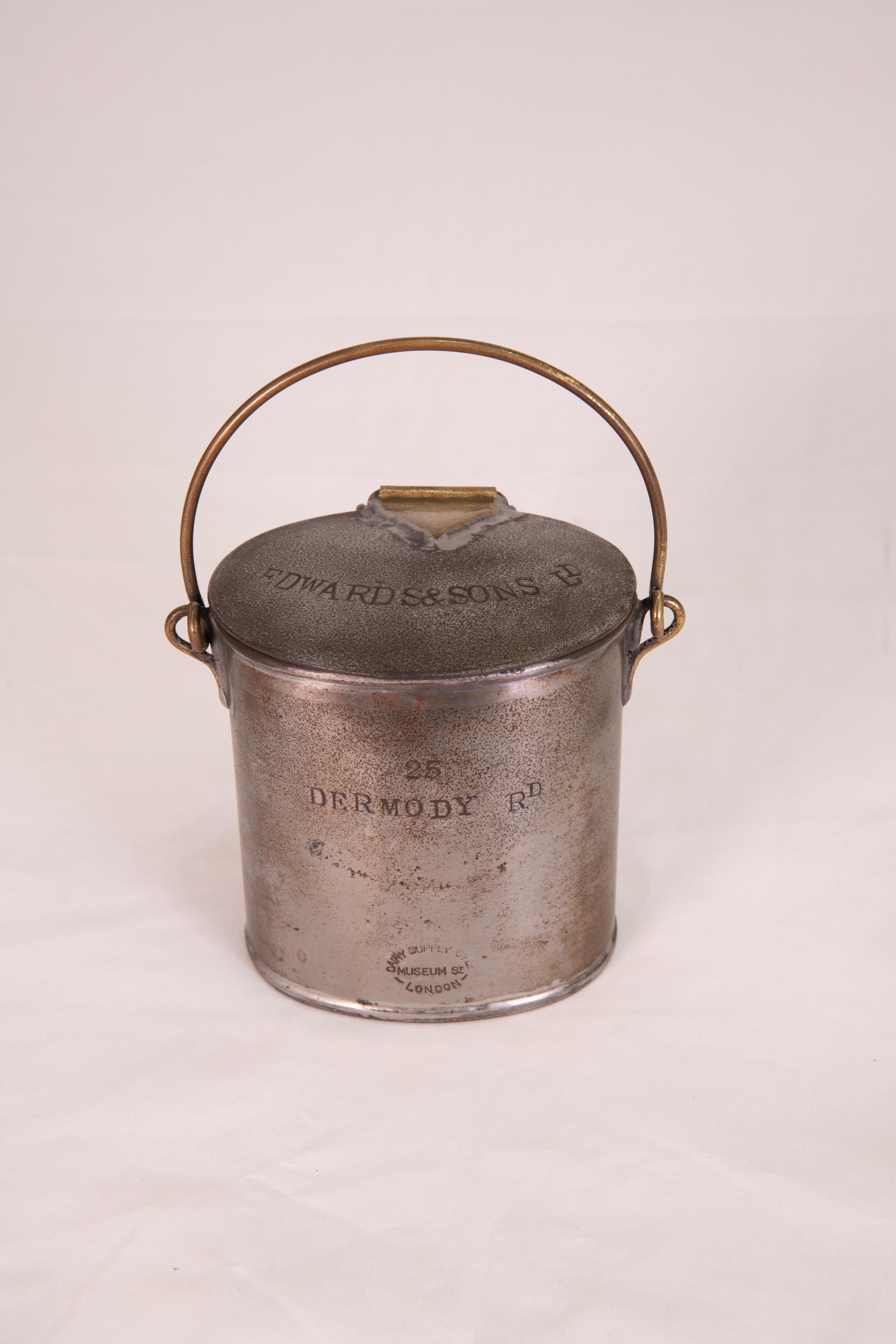 Boîtes à lait et mesureurs décoratifs du 19e siècle en vente 3
