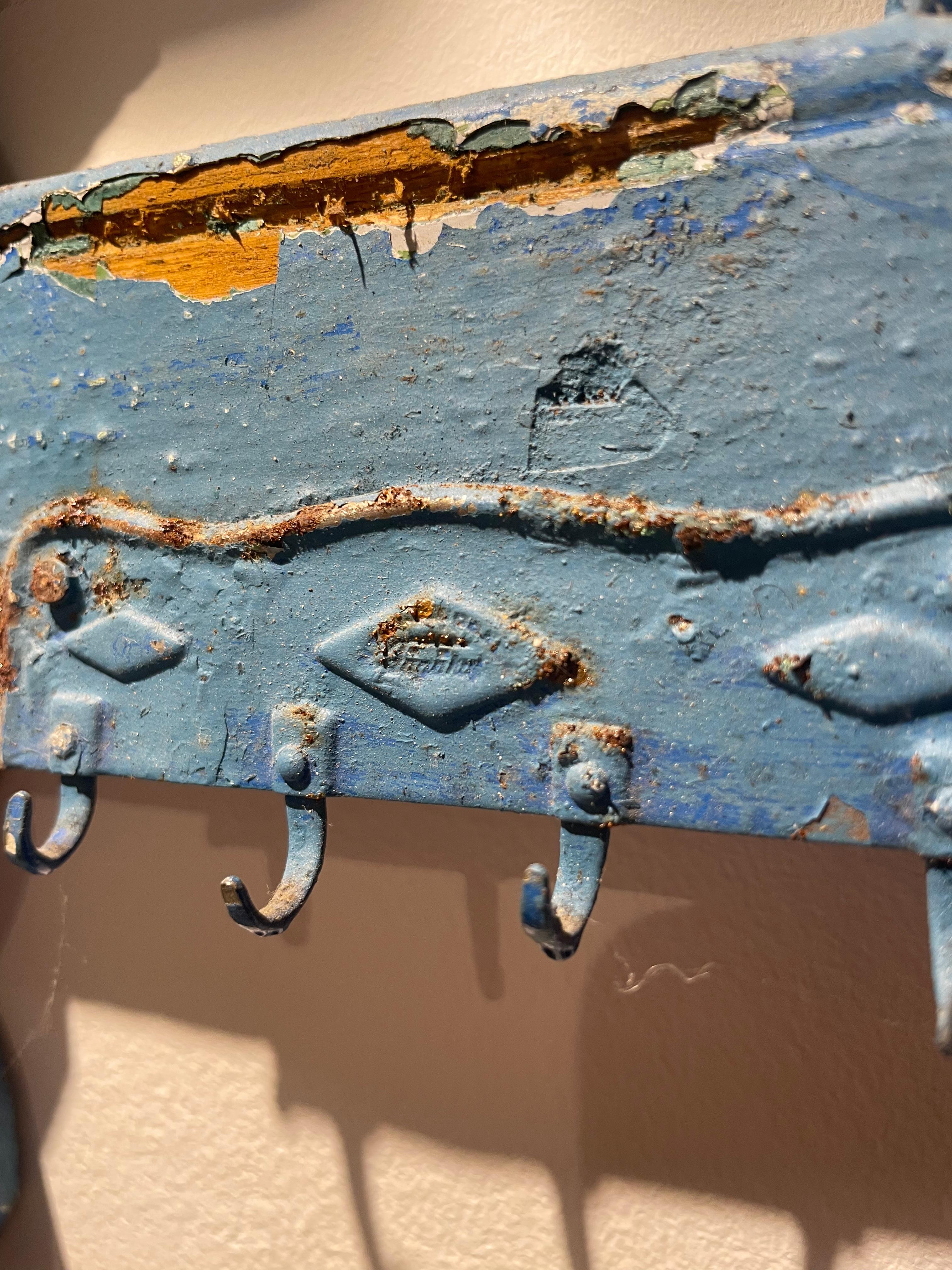 Scaffale decorativo in legno dipinto con cassetti del XIX secolo in vendita 5