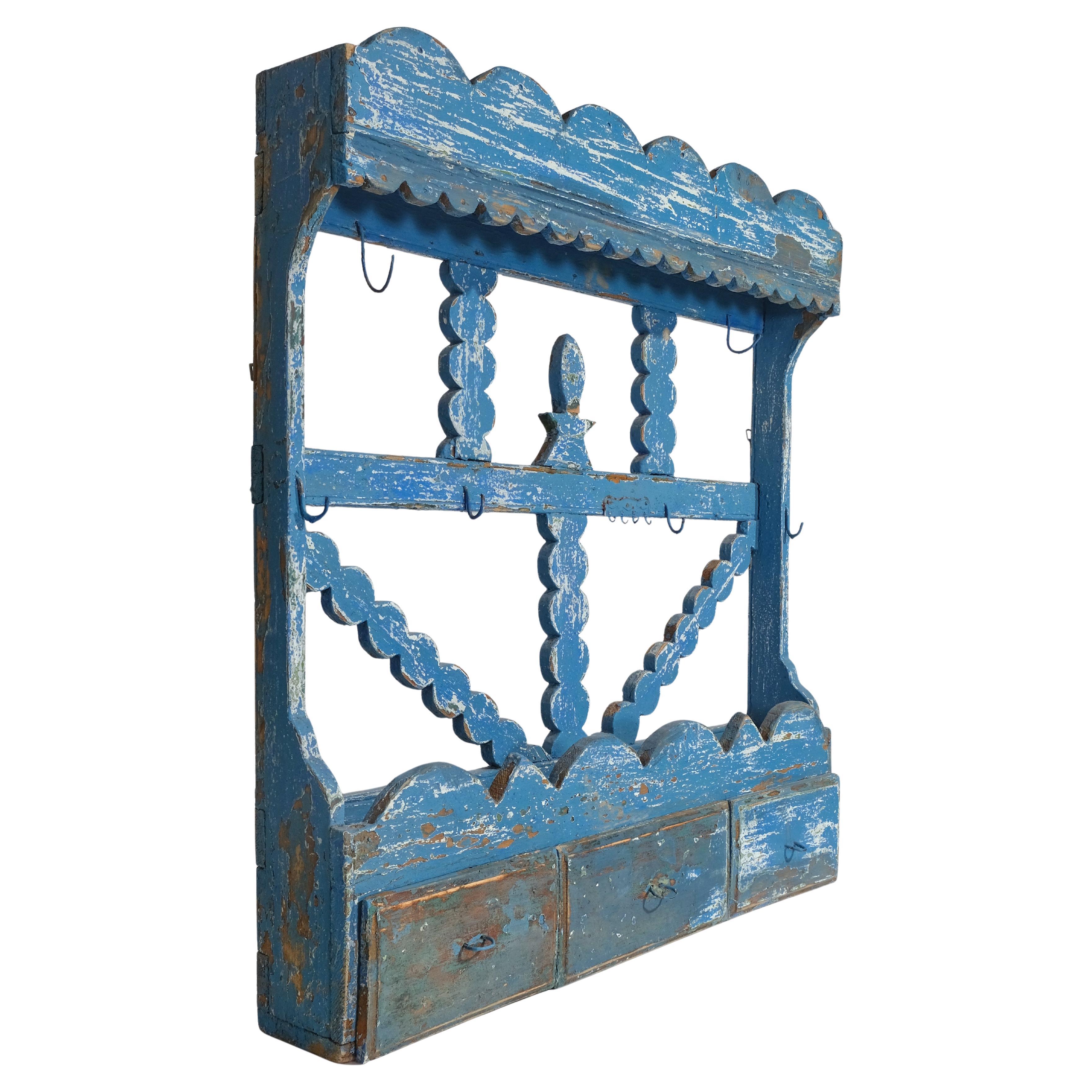 Questa mensola decorativa da parete del XIX secolo con cassetti esemplifica il fascino raffinato dell'artigianato d'epoca. Realizzato in legno verniciato, combina la praticità con l'estetica, offrendo sia spazio espositivo che spazio discreto. Le