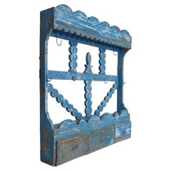 19. Jahrhundert Dekoratives Wandregal aus bemaltem Holz mit Schubladen