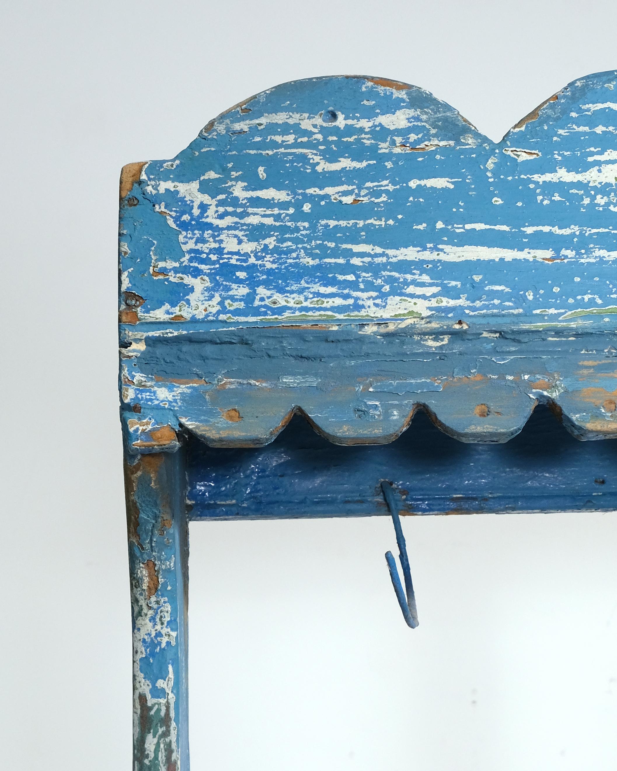 Scaffale decorativo in legno dipinto con cassetti del XIX secolo In condizioni buone in vendita a London, GB