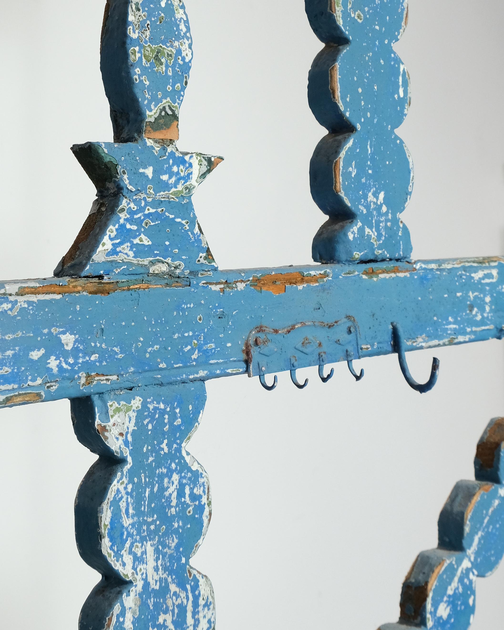 Legno Scaffale decorativo in legno dipinto con cassetti del XIX secolo in vendita