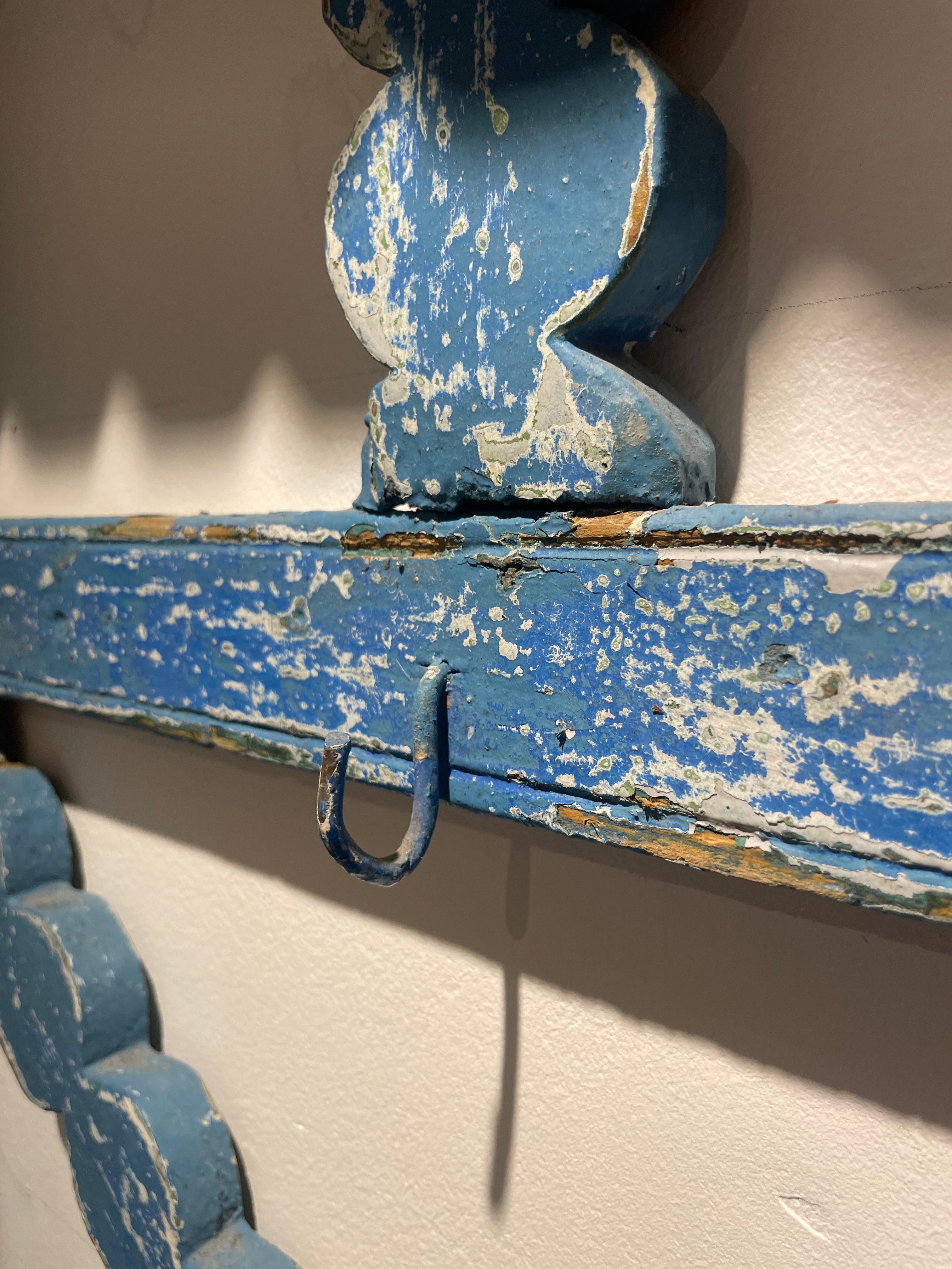 Scaffale decorativo in legno dipinto con cassetti del XIX secolo in vendita 3