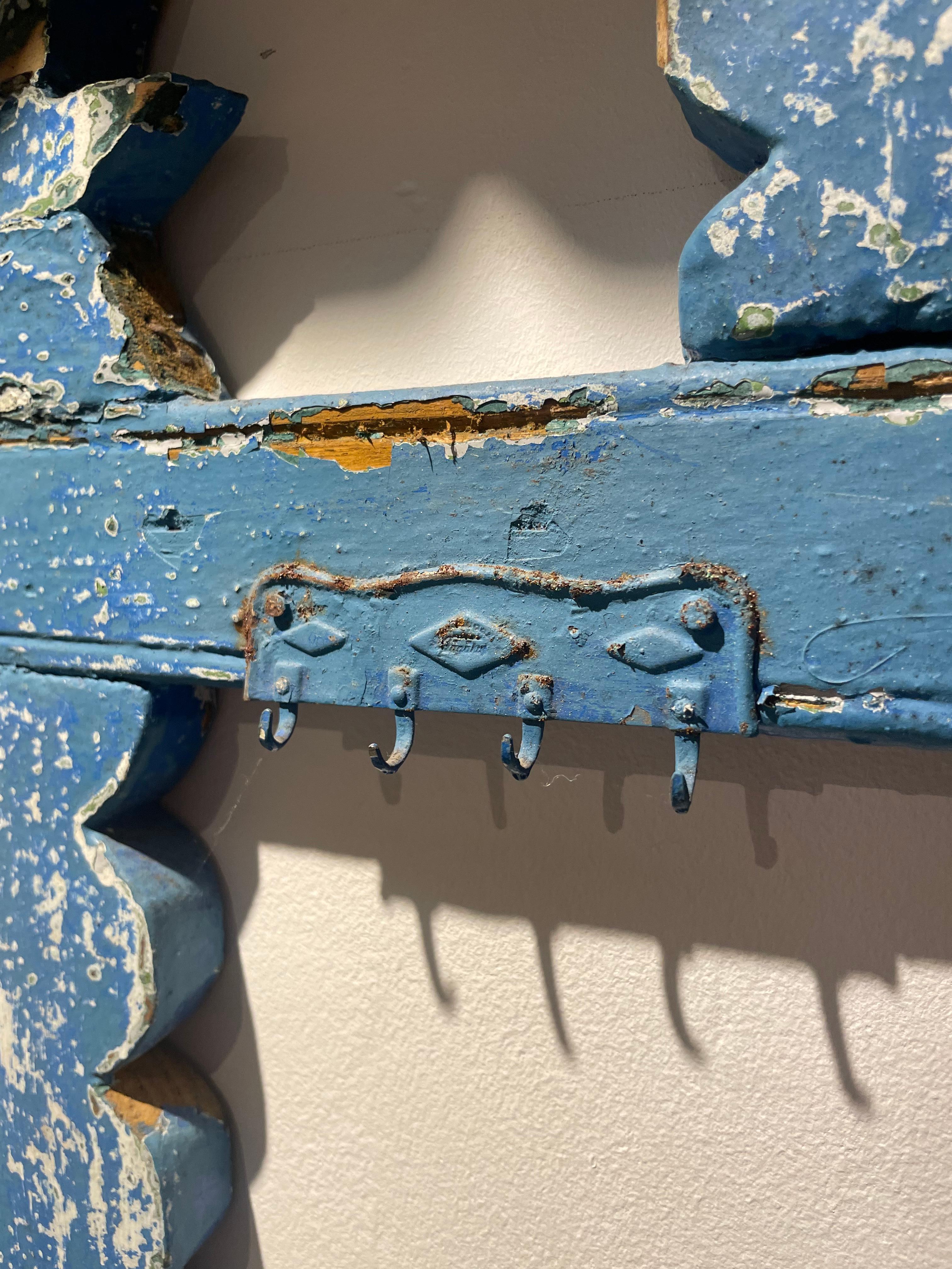 Scaffale decorativo in legno dipinto con cassetti del XIX secolo in vendita 4