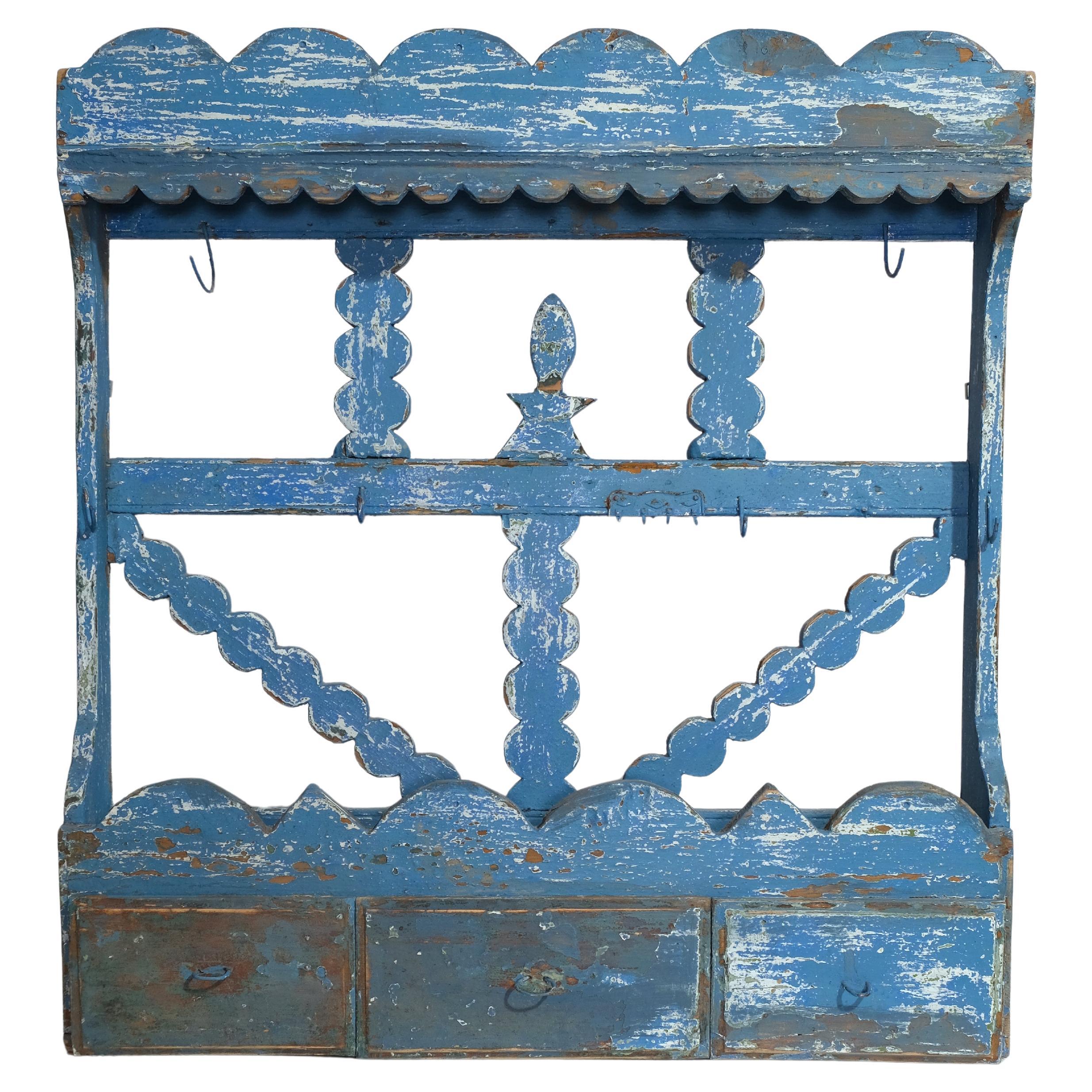 Scaffale decorativo in legno dipinto con cassetti del XIX secolo in vendita