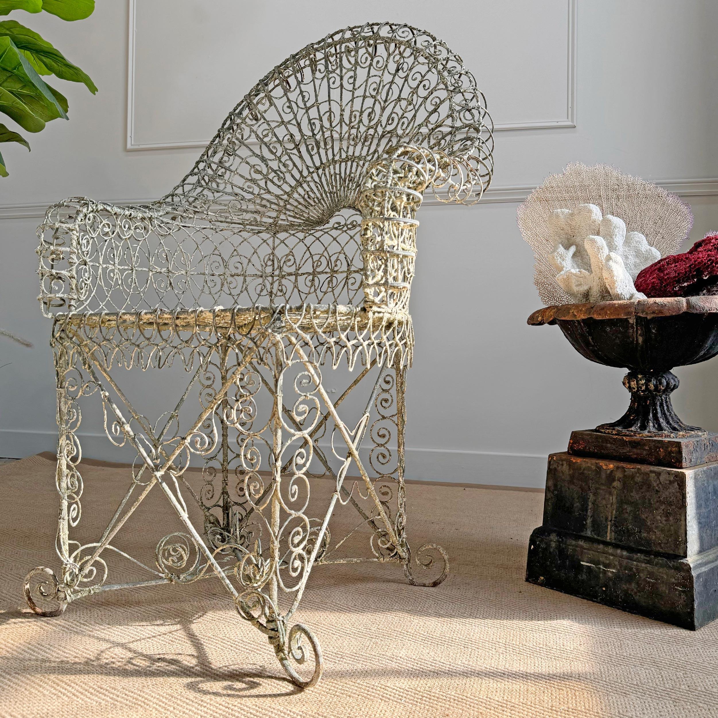 Silla de jardín de finales del periodo de la Regencia, de principios de 1800, bellamente detallada, la intrincada labor de alambrismo es profusamente decorativa, tiene restos de pintura y algunas pequeñas zonas de pérdida y desgaste relacionado con